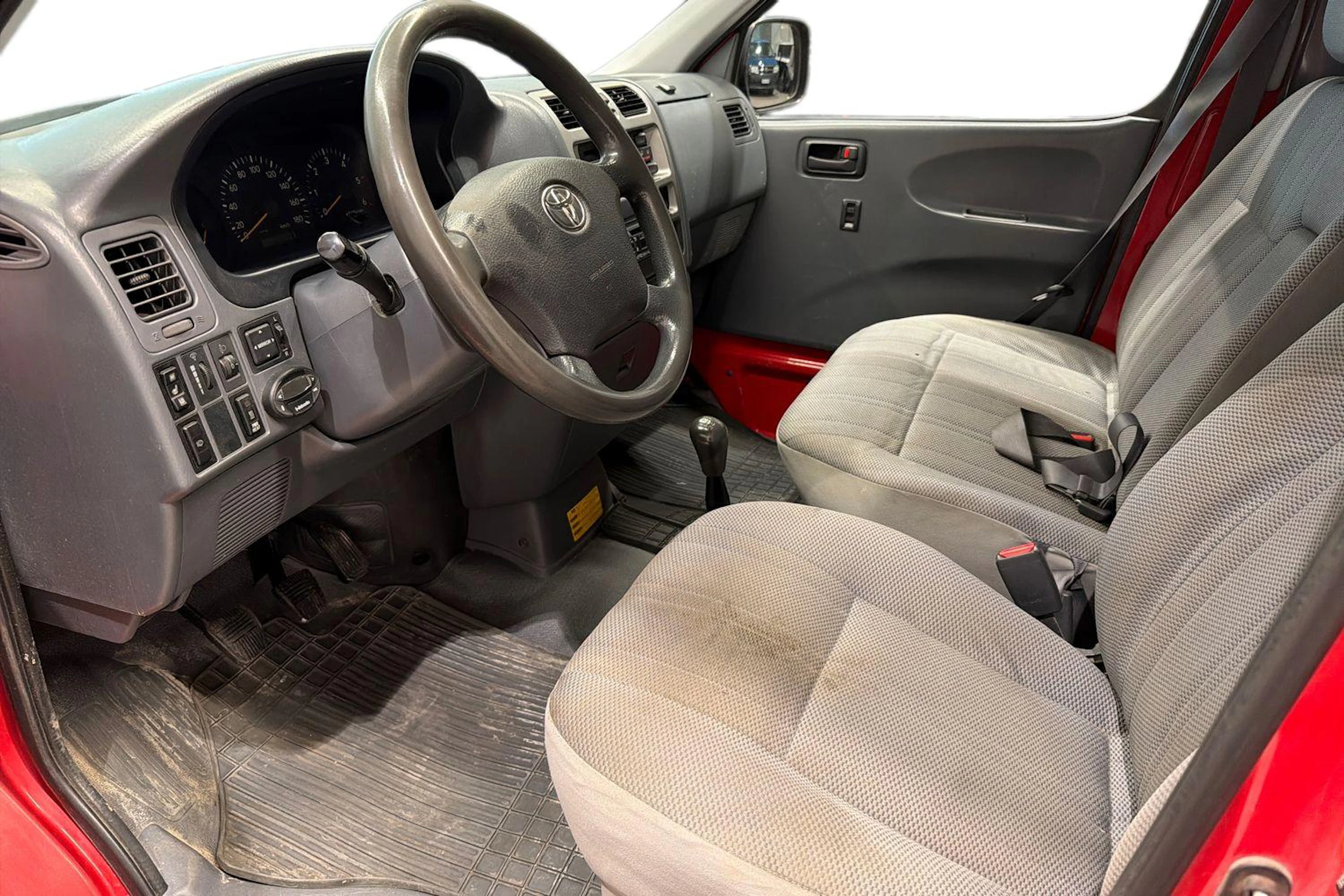 Punainen Toyota HIACE 2007 kuva 8.