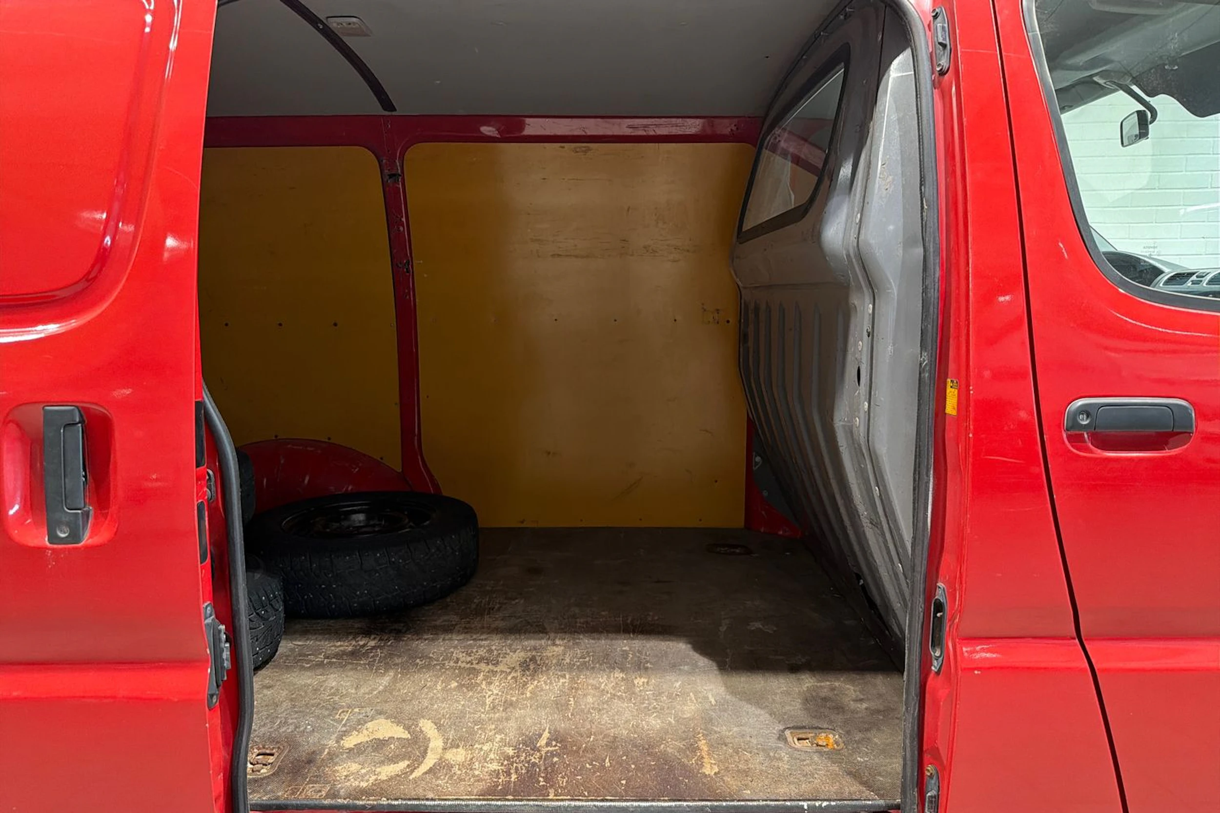 Punainen Toyota HIACE 2007 kuva 17.