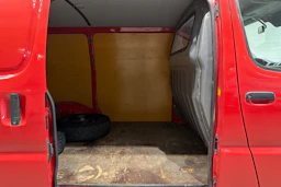 Punainen Toyota HIACE 2007 kuva 17.