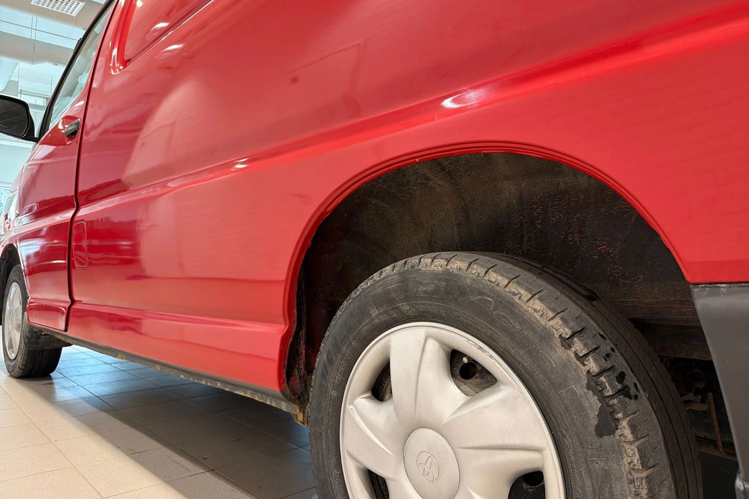 Punainen Toyota HIACE 2007 kuva 21.