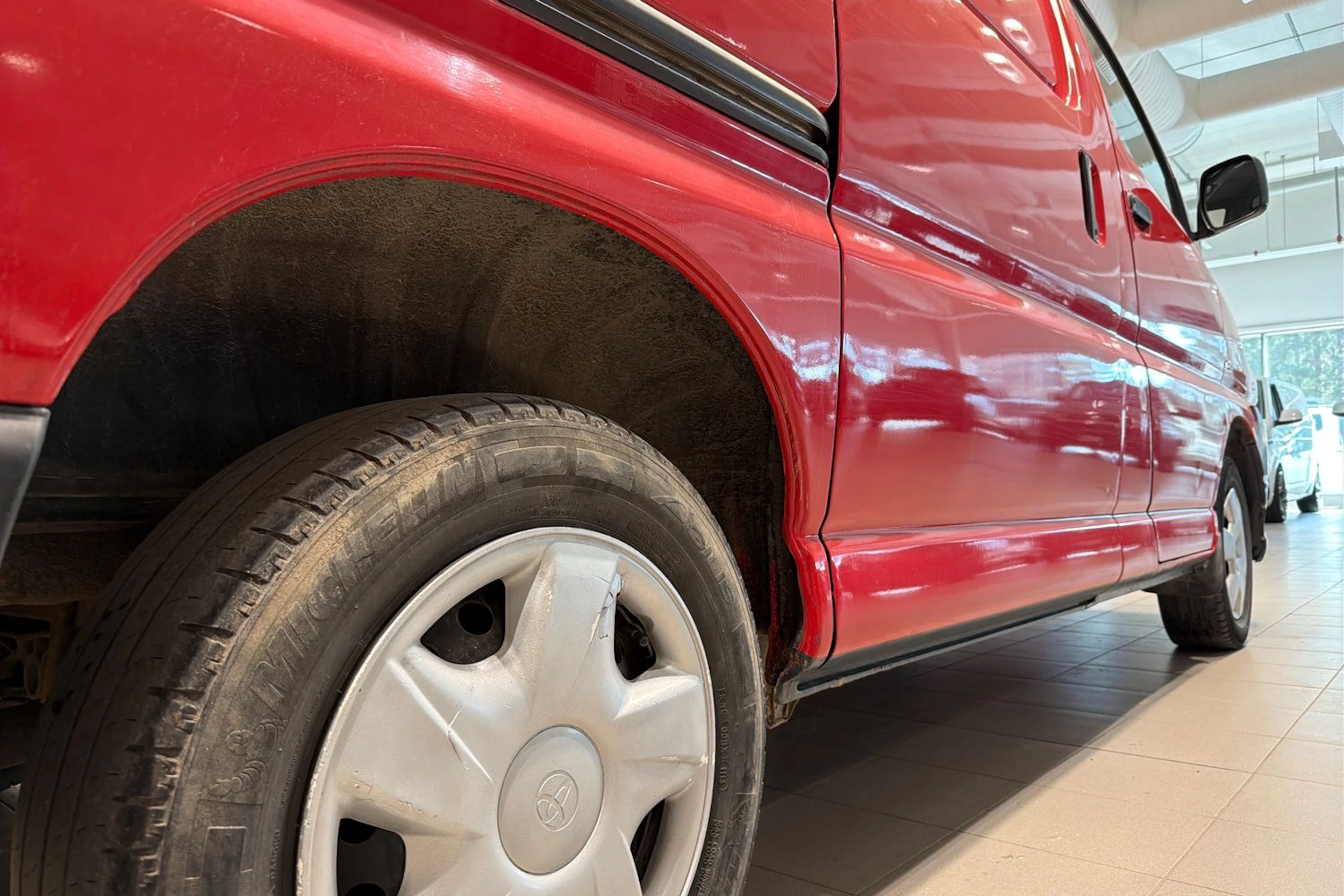 Punainen Toyota HIACE 2007 kuva 23.