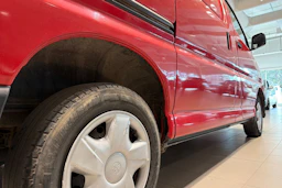 Punainen Toyota HIACE 2007 kuva 23.