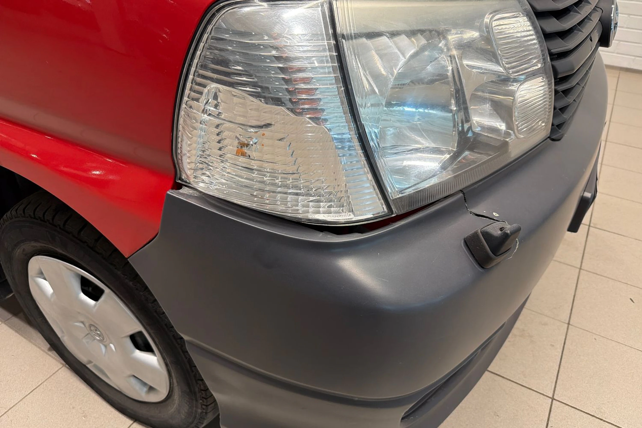 Punainen Toyota HIACE 2007 kuva 25.