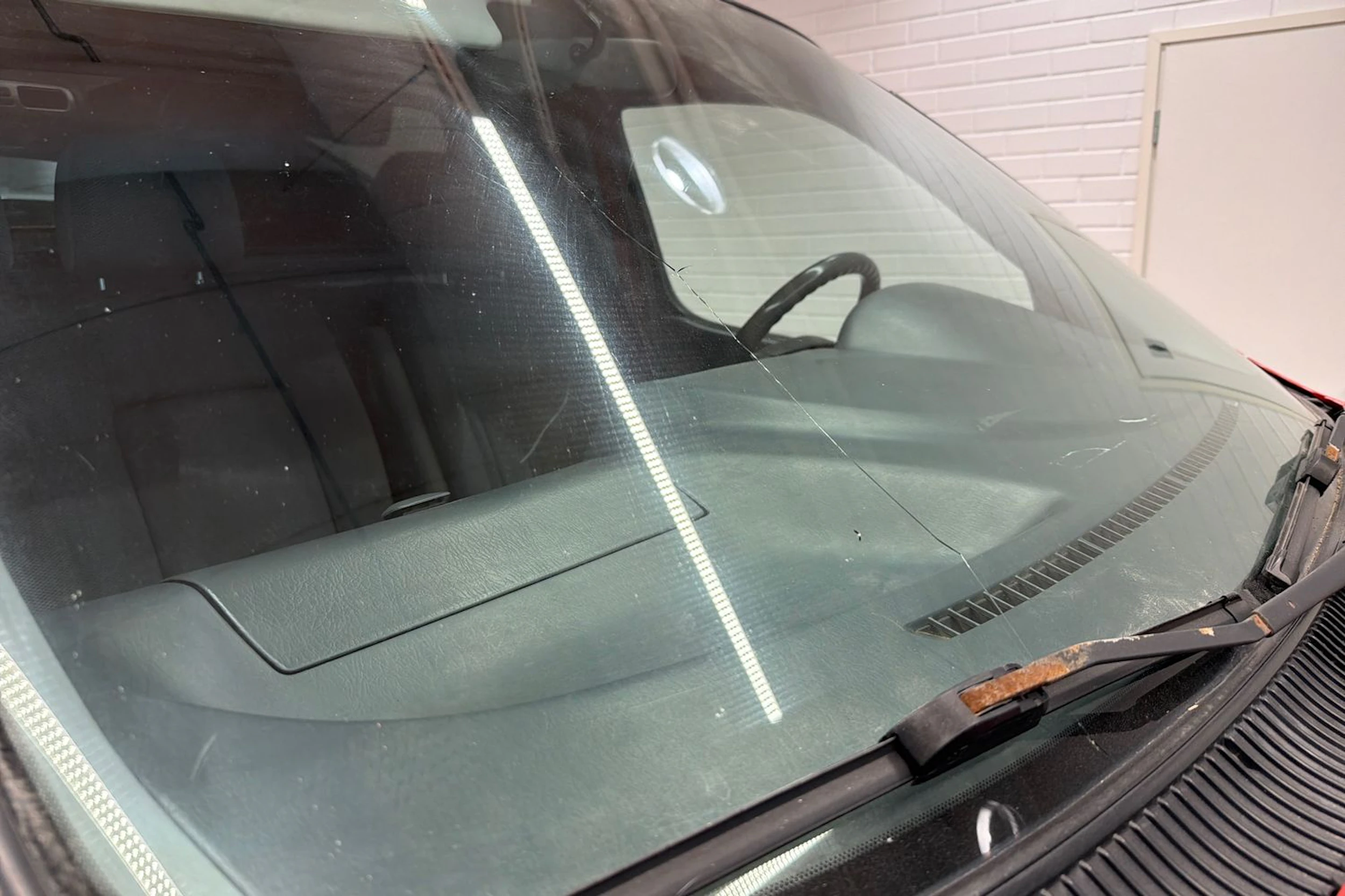 Punainen Toyota HIACE 2007 kuva 26.