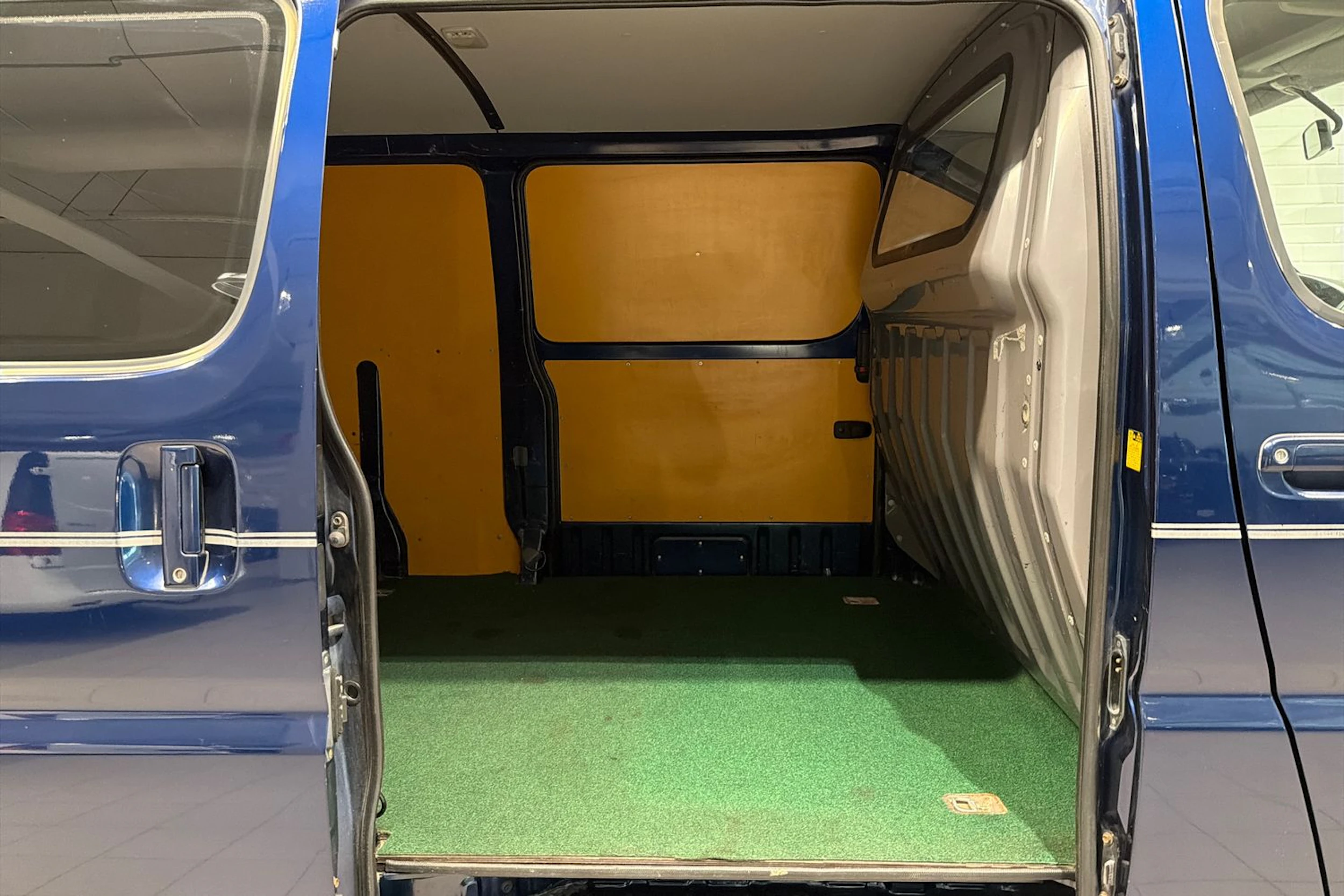 Sininen Toyota HIACE 2007 kuva 17.