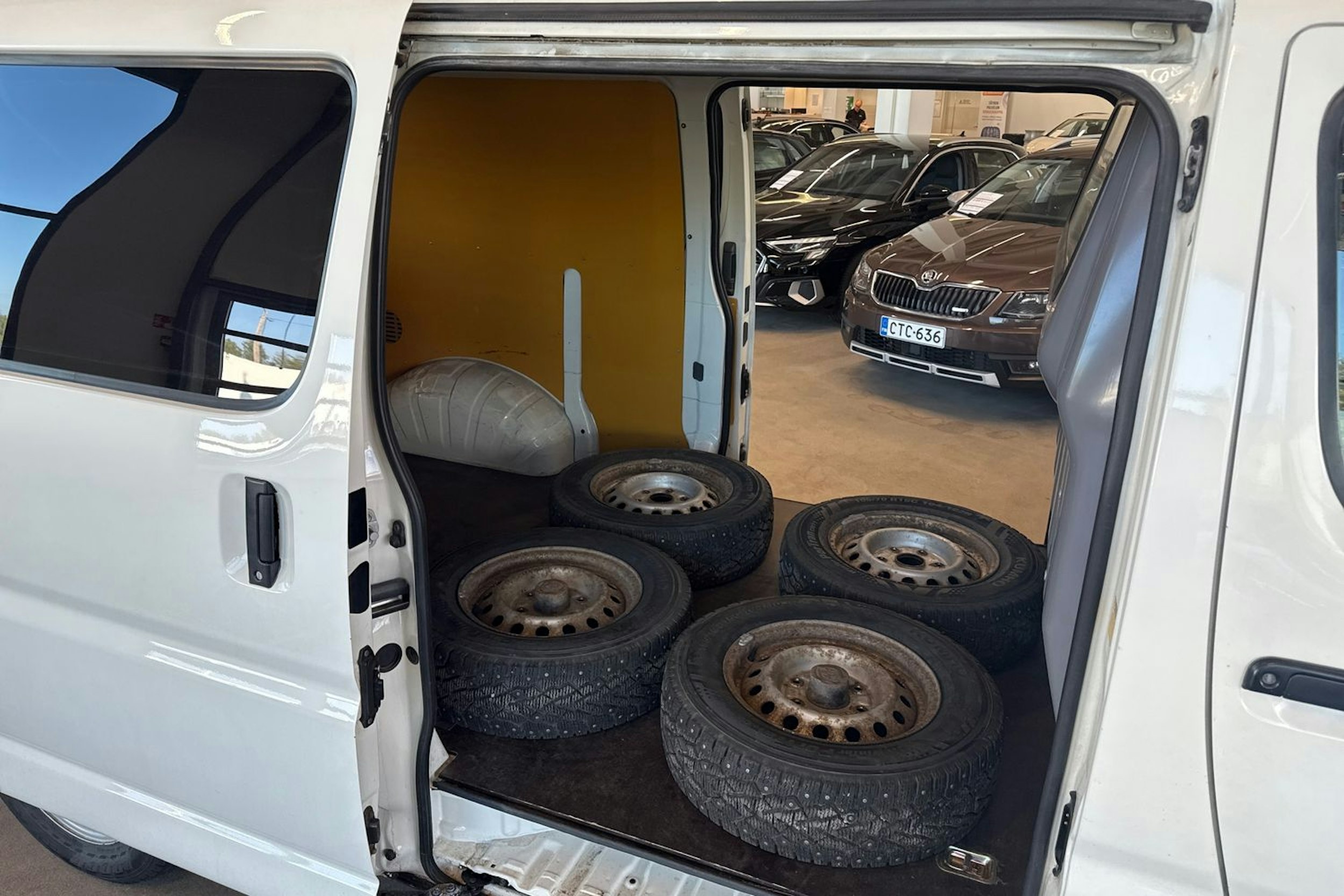 valkoinen Toyota Hiace 2007 kuva 18.