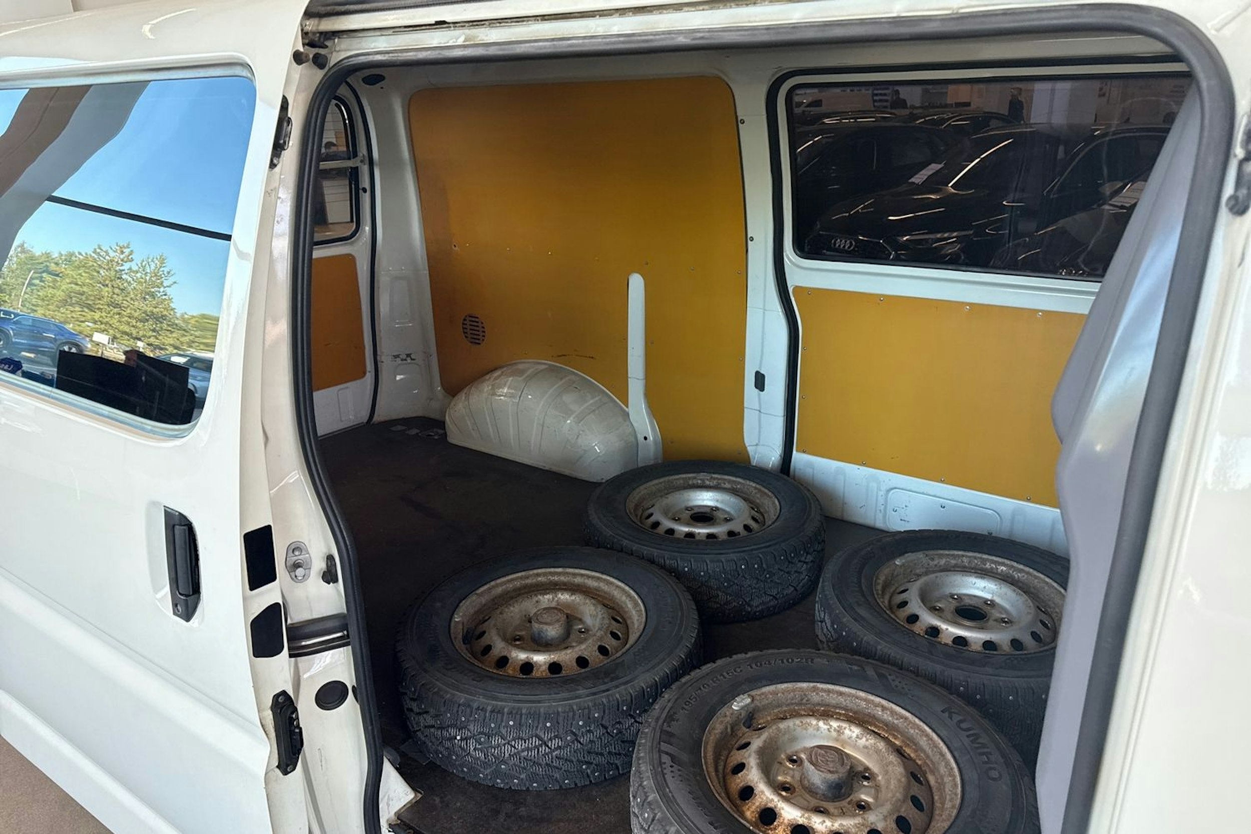 valkoinen Toyota Hiace 2007 kuva 19.