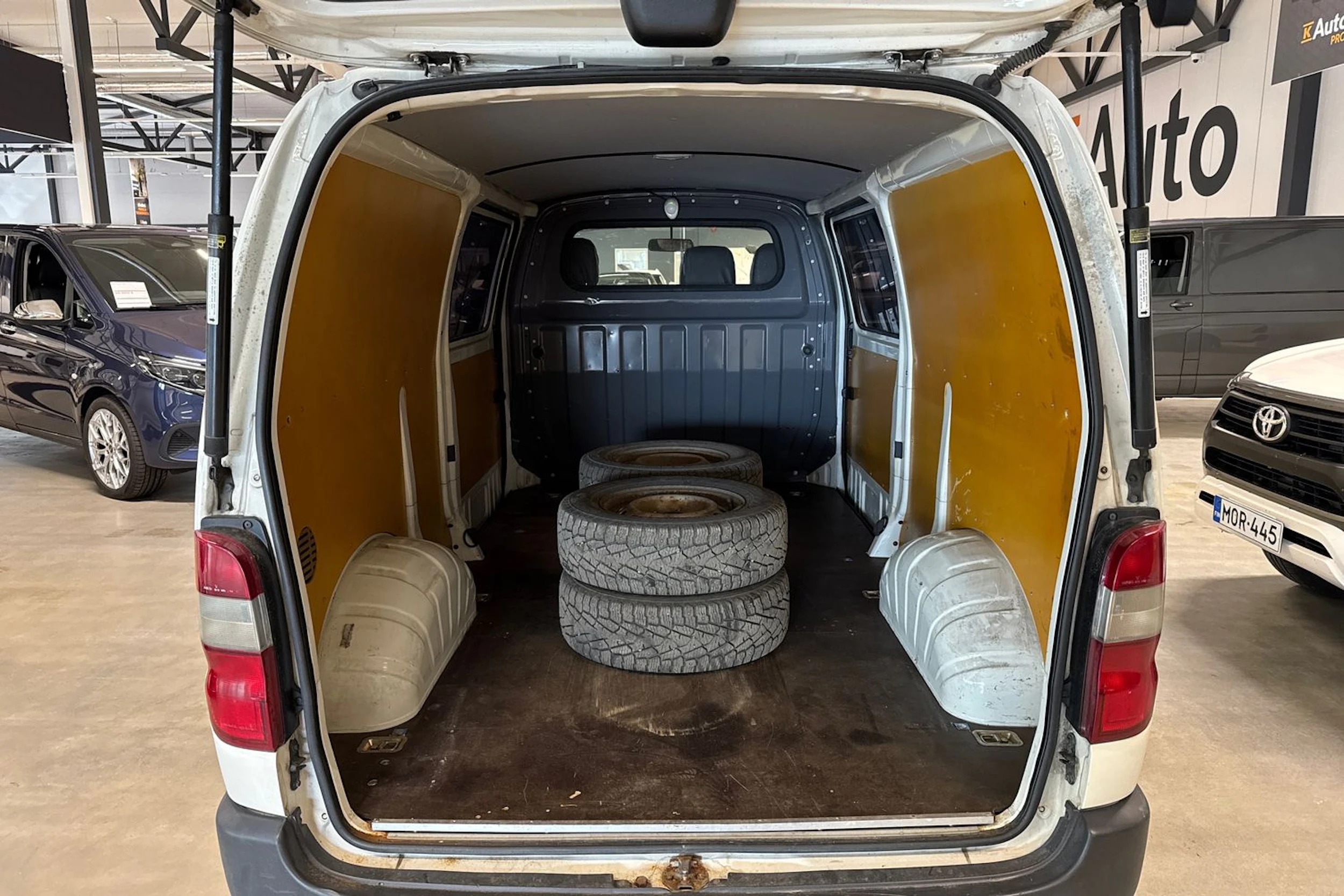 valkoinen Toyota Hiace 2007 kuva 4.