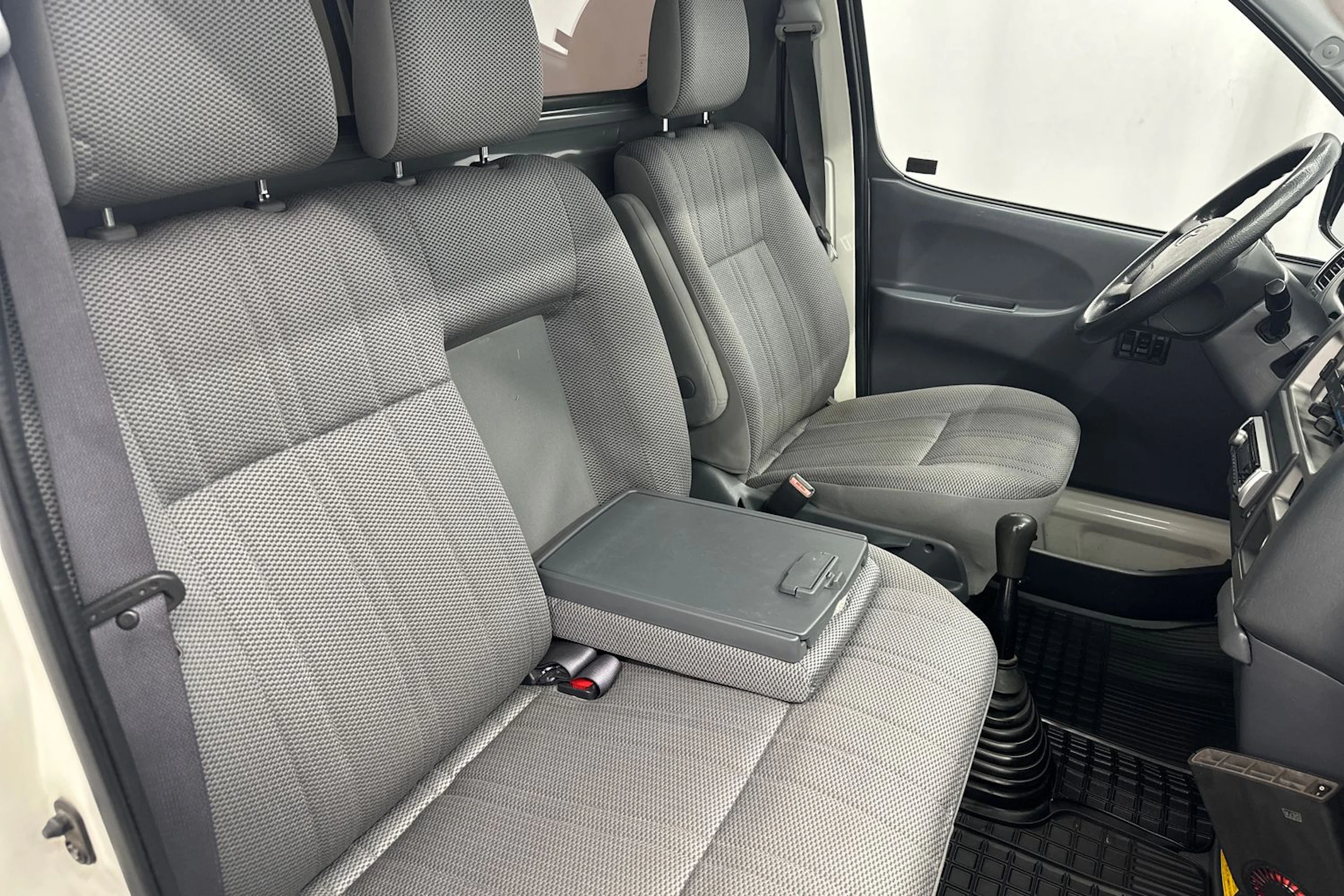 valkoinen Toyota Hiace 2007 kuva 23.