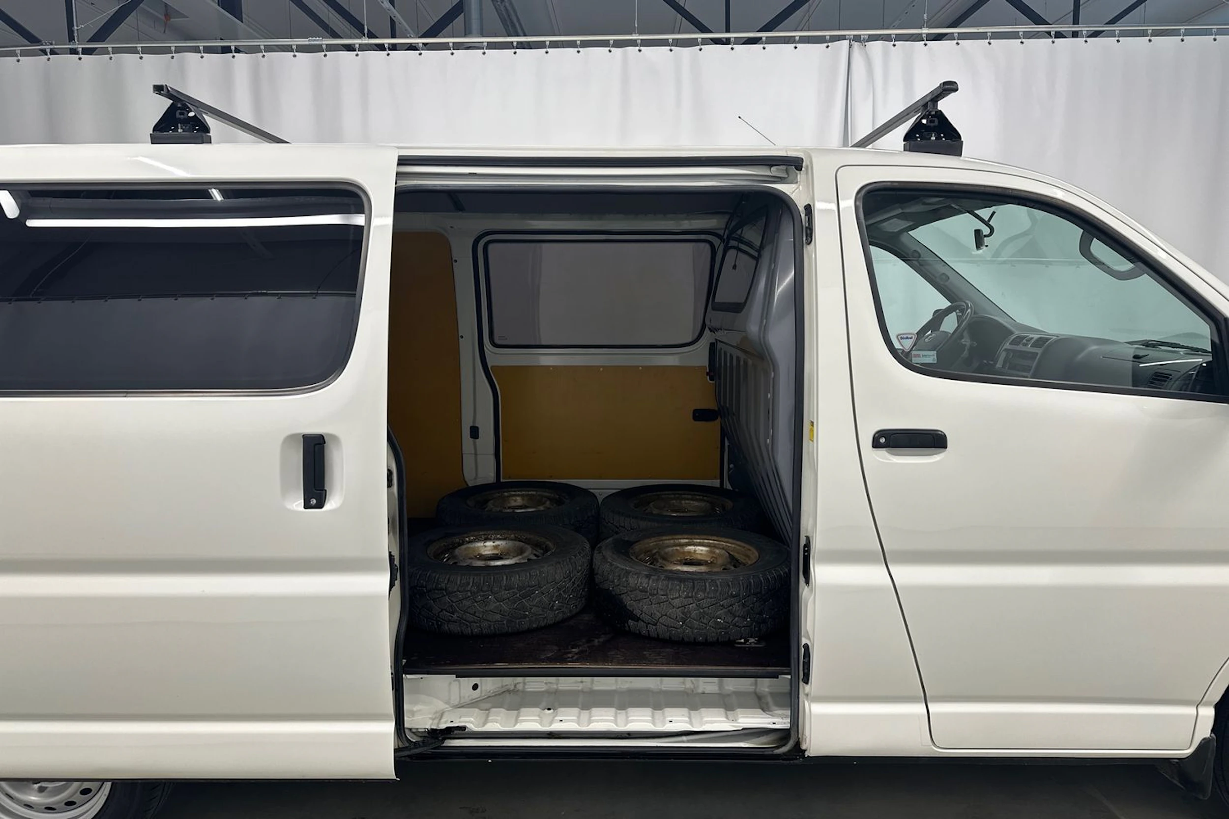 valkoinen Toyota Hiace 2007 kuva 24.
