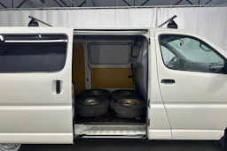 valkoinen Toyota Hiace 2007 kuva 24.