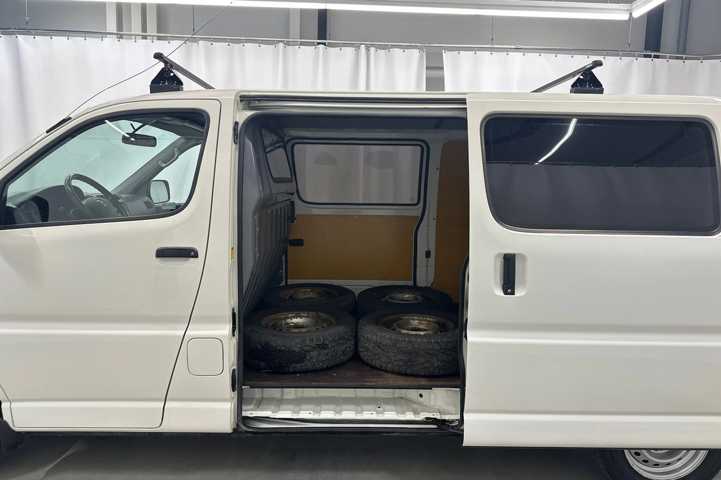 valkoinen Toyota Hiace 2007 kuva 25.
