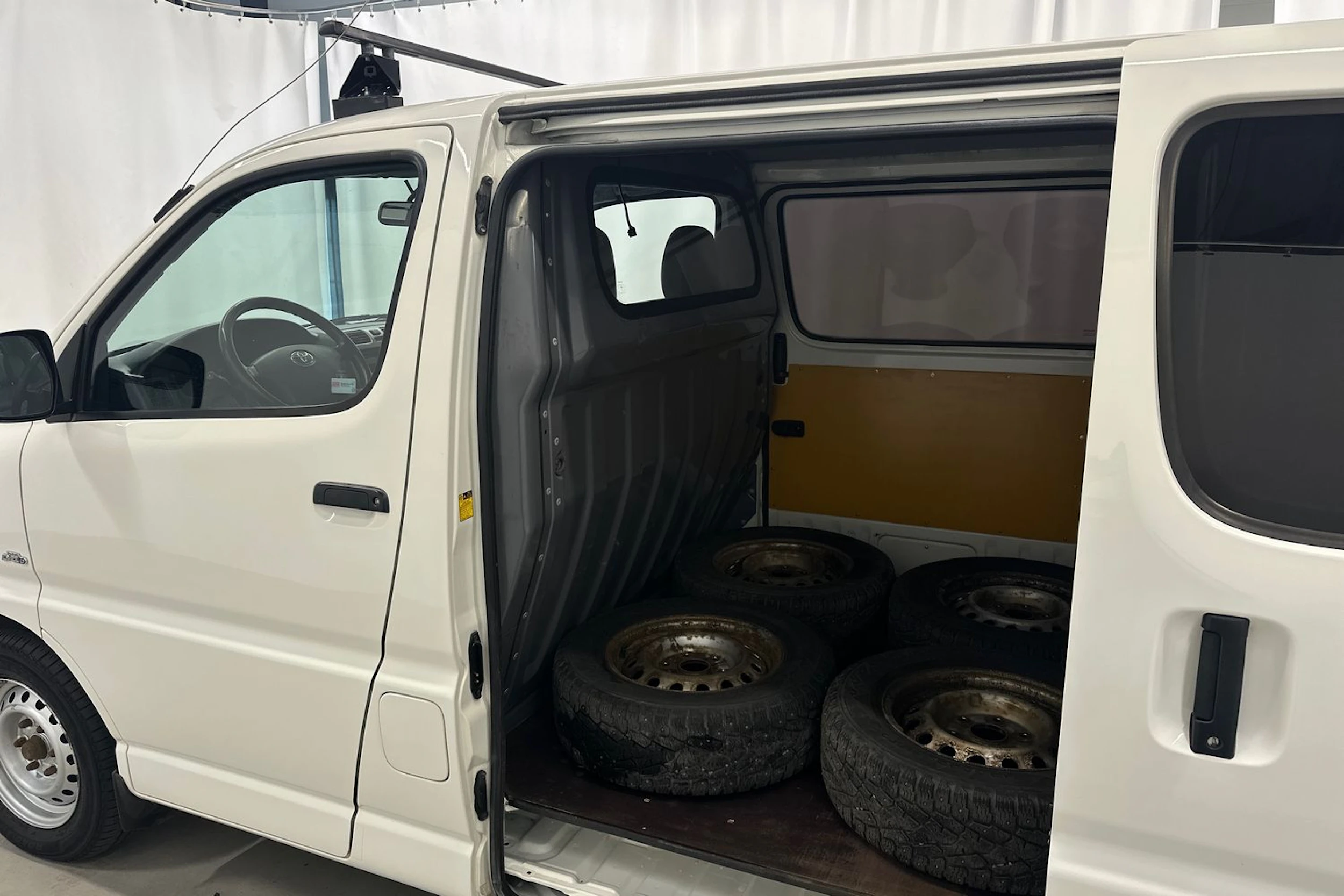 valkoinen Toyota Hiace 2007 kuva 26.
