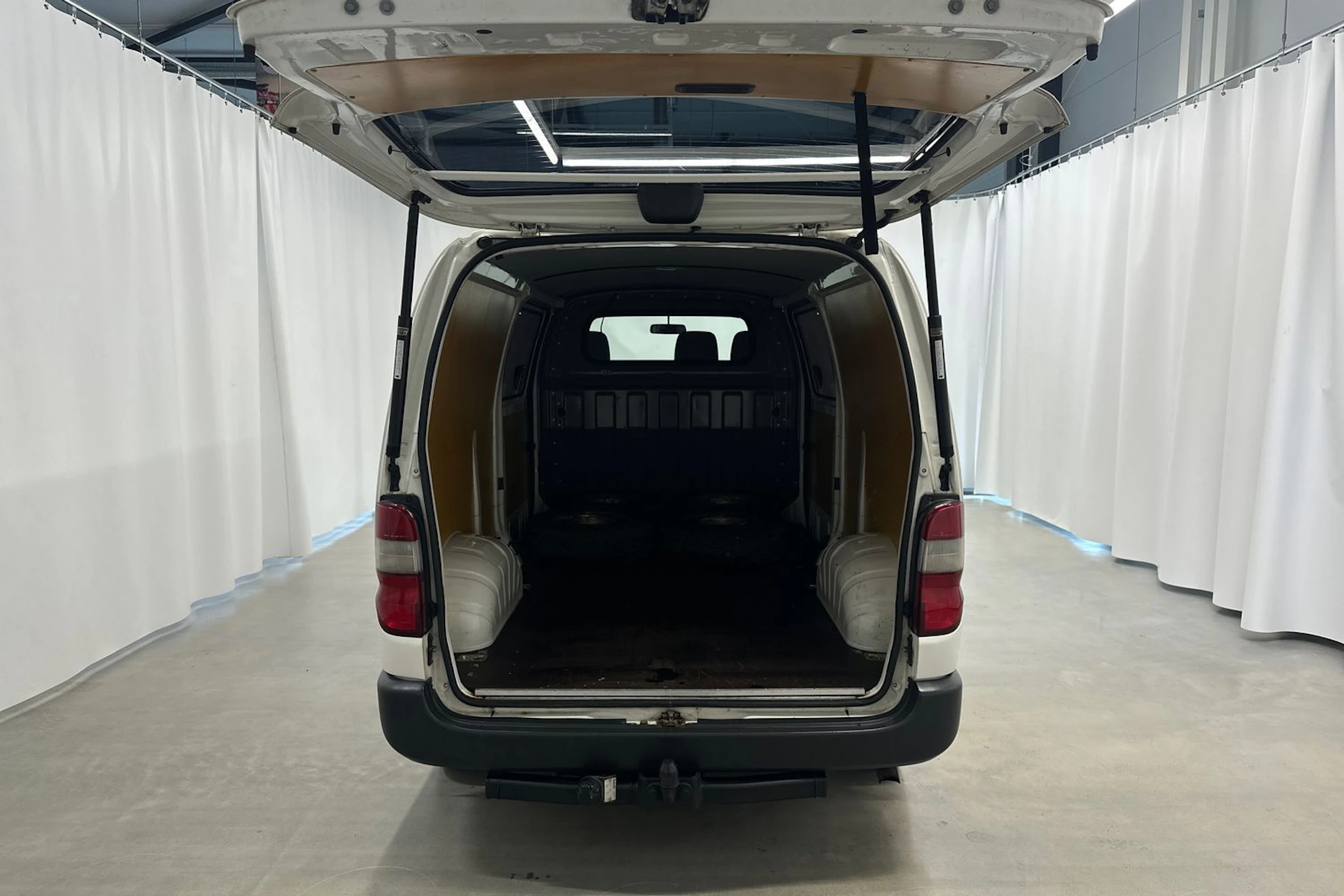 valkoinen Toyota Hiace 2007 kuva 27.