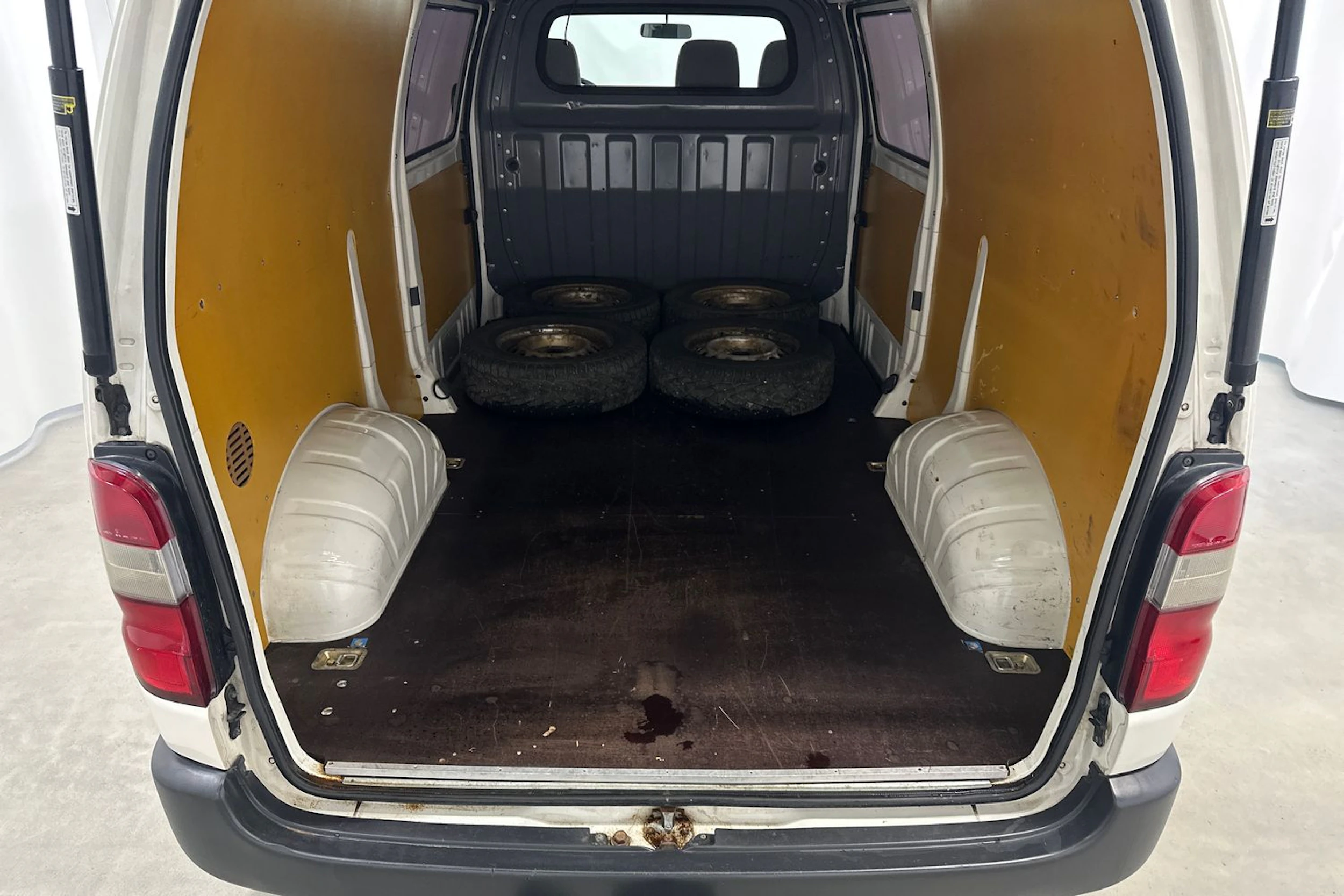 valkoinen Toyota Hiace 2007 kuva 28.