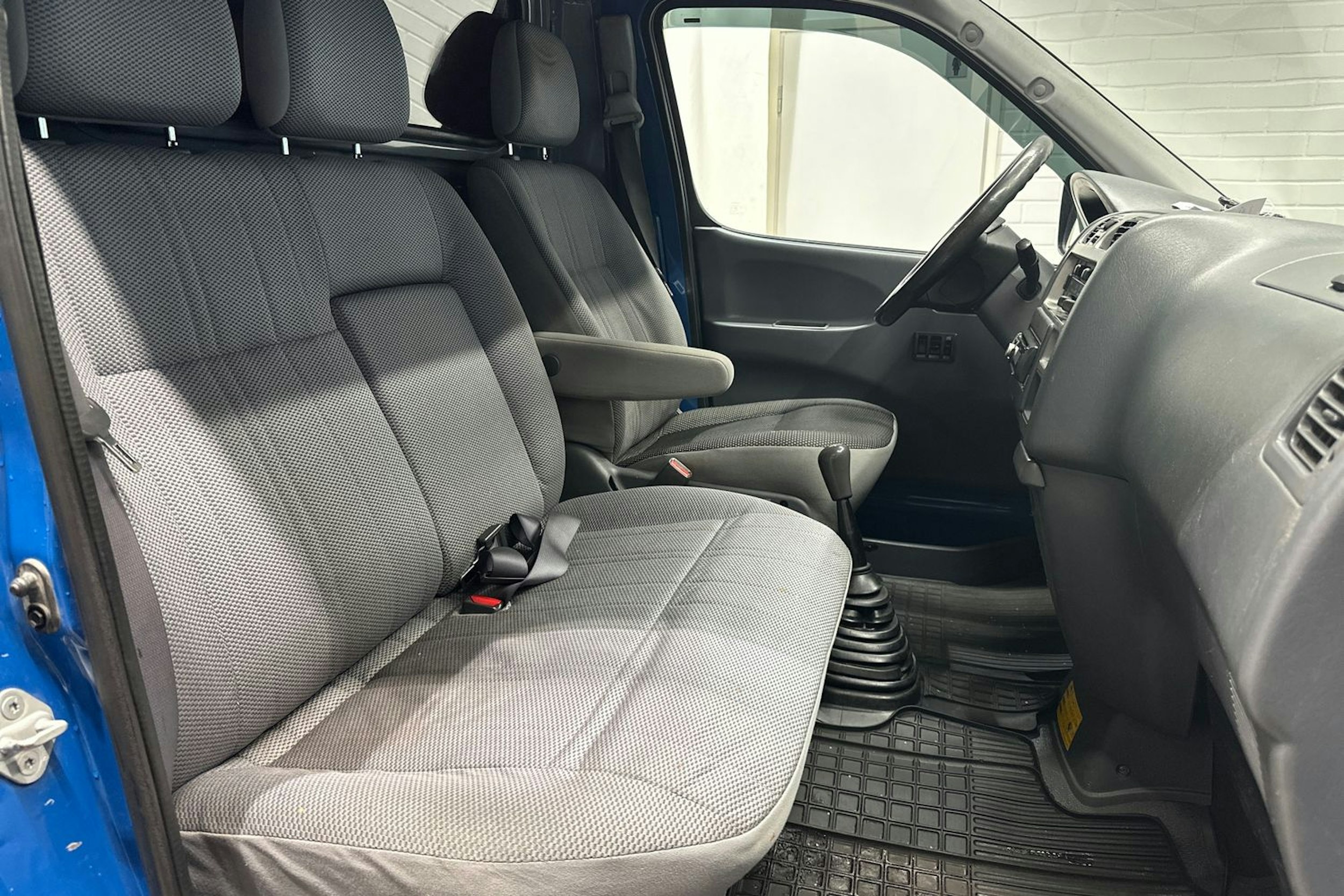 sininen Toyota Hiace 2007 kuva 18.