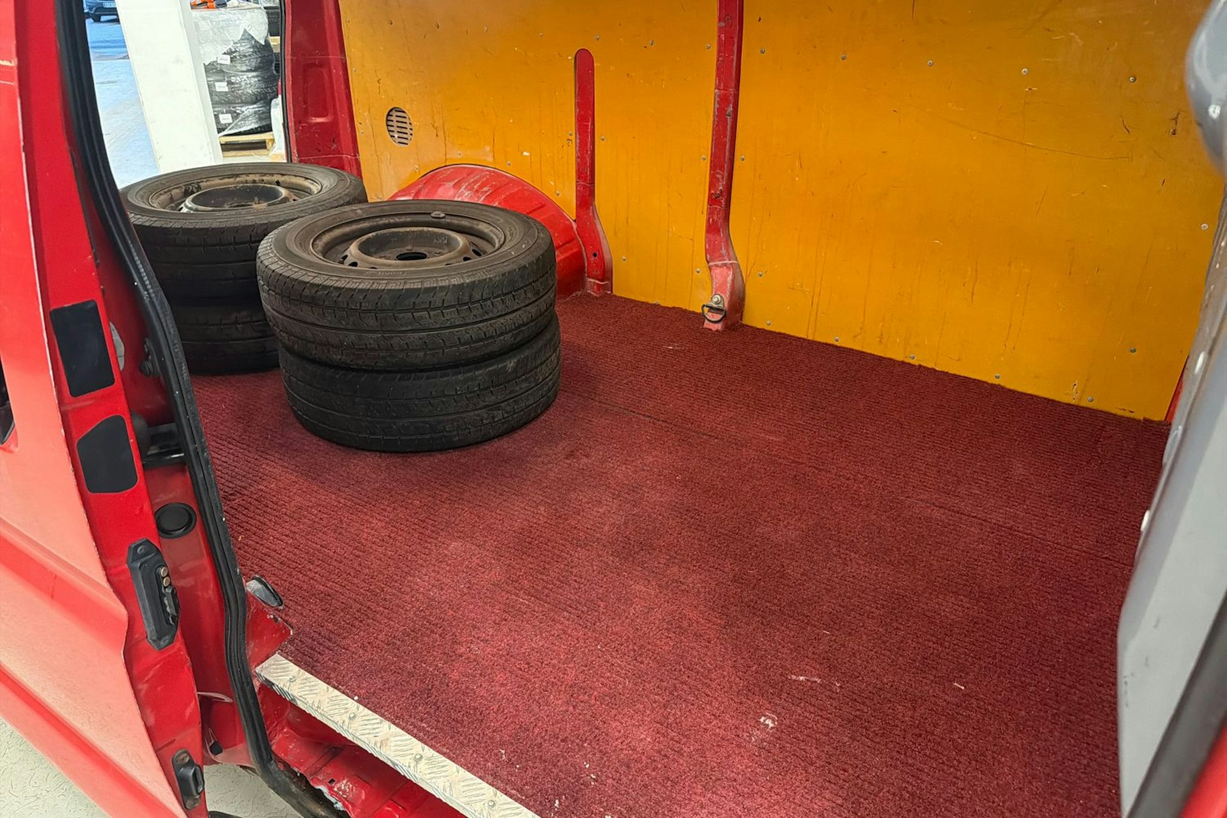 punainen Toyota Hiace 2008 kuva 15.