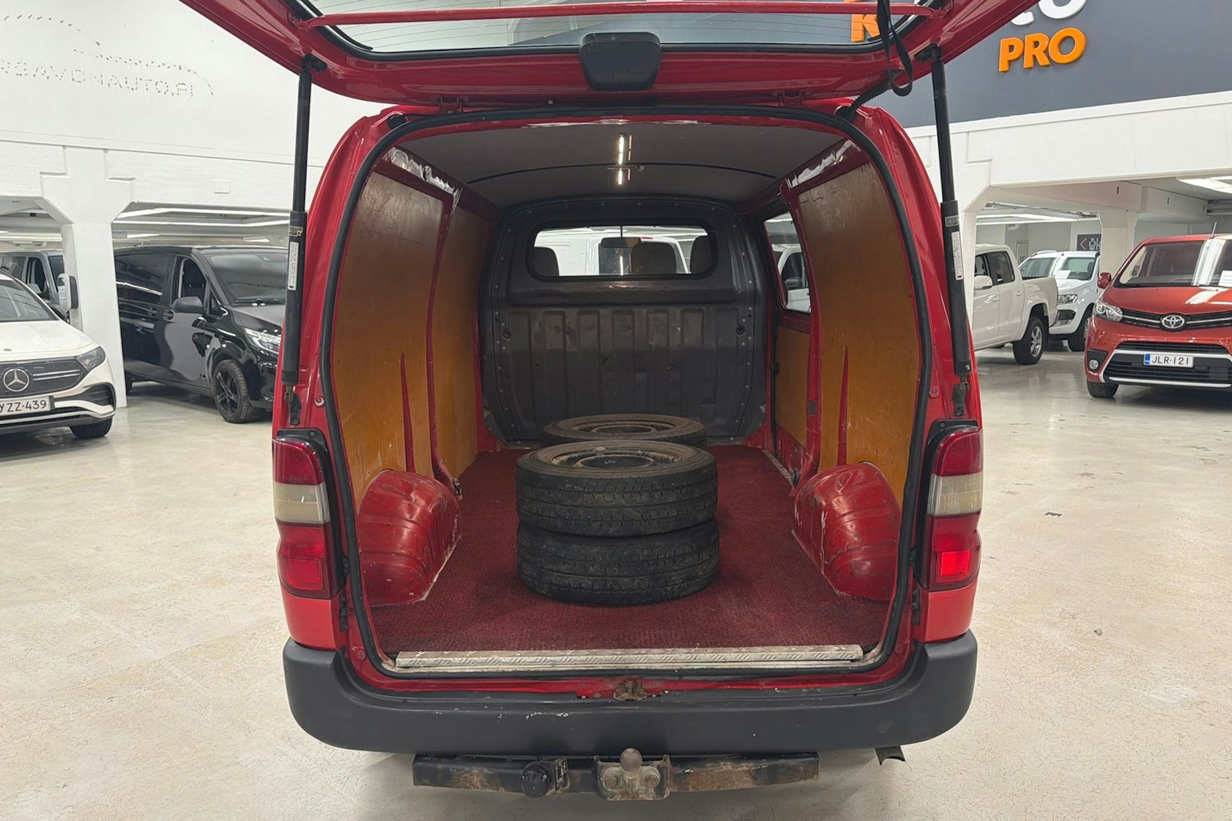 punainen Toyota Hiace 2008 kuva 16.