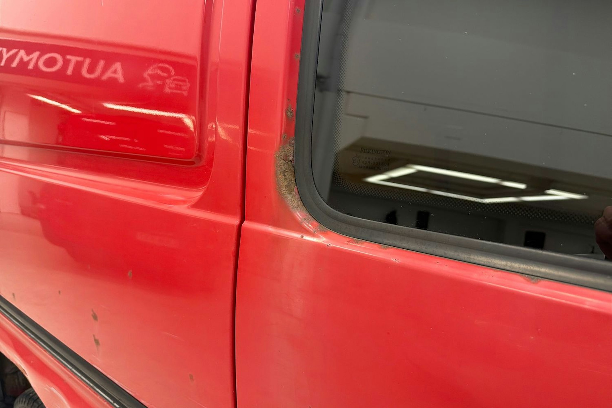 punainen Toyota Hiace 2008 kuva 20.