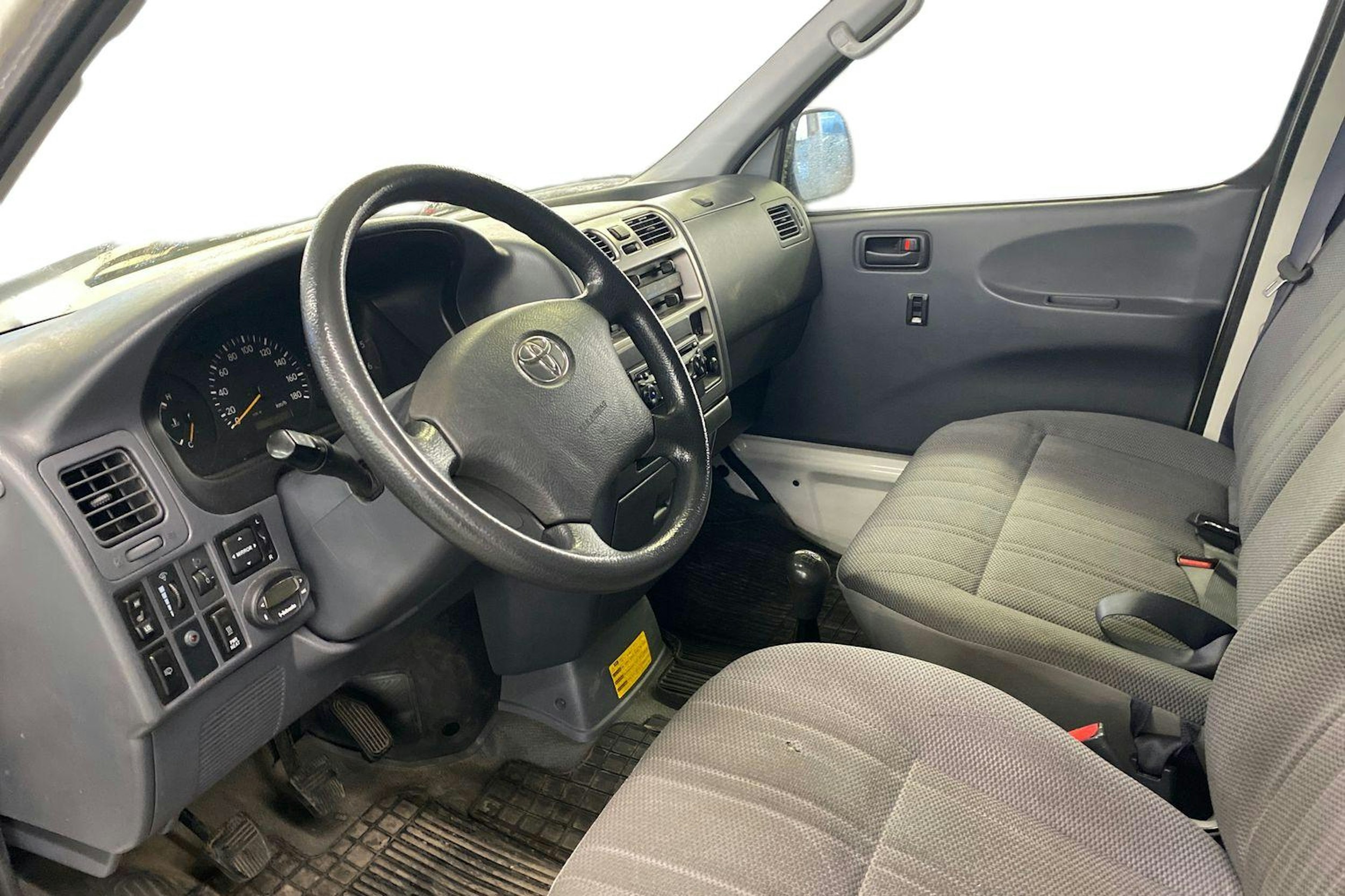 valkoinen Toyota Hiace 2008 kuva 3.