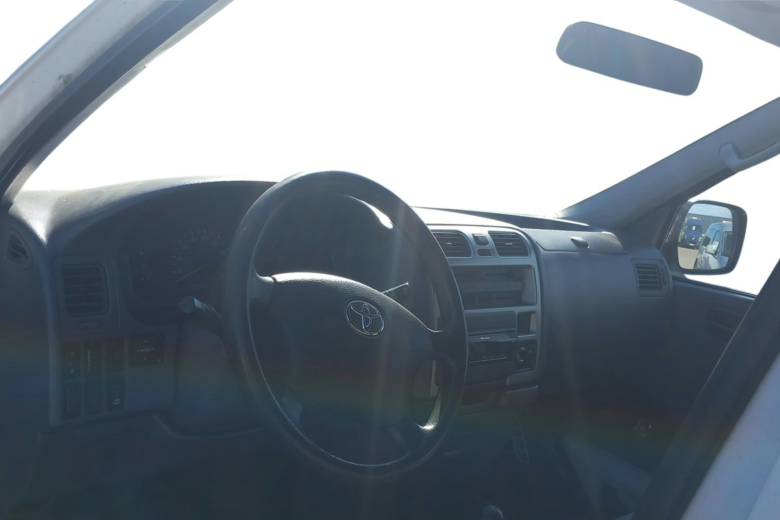 Valkoinen Toyota Hiace 2008 kuva 3.