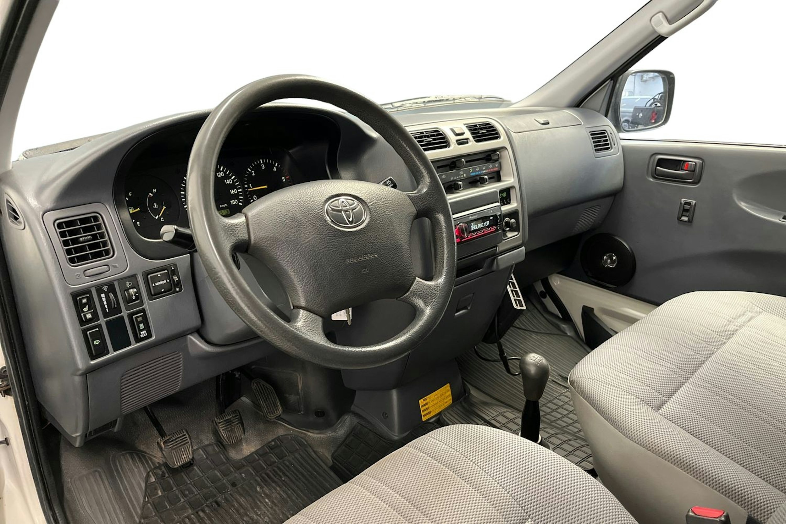 Valkoinen Toyota Hiace 2008 kuva 7.