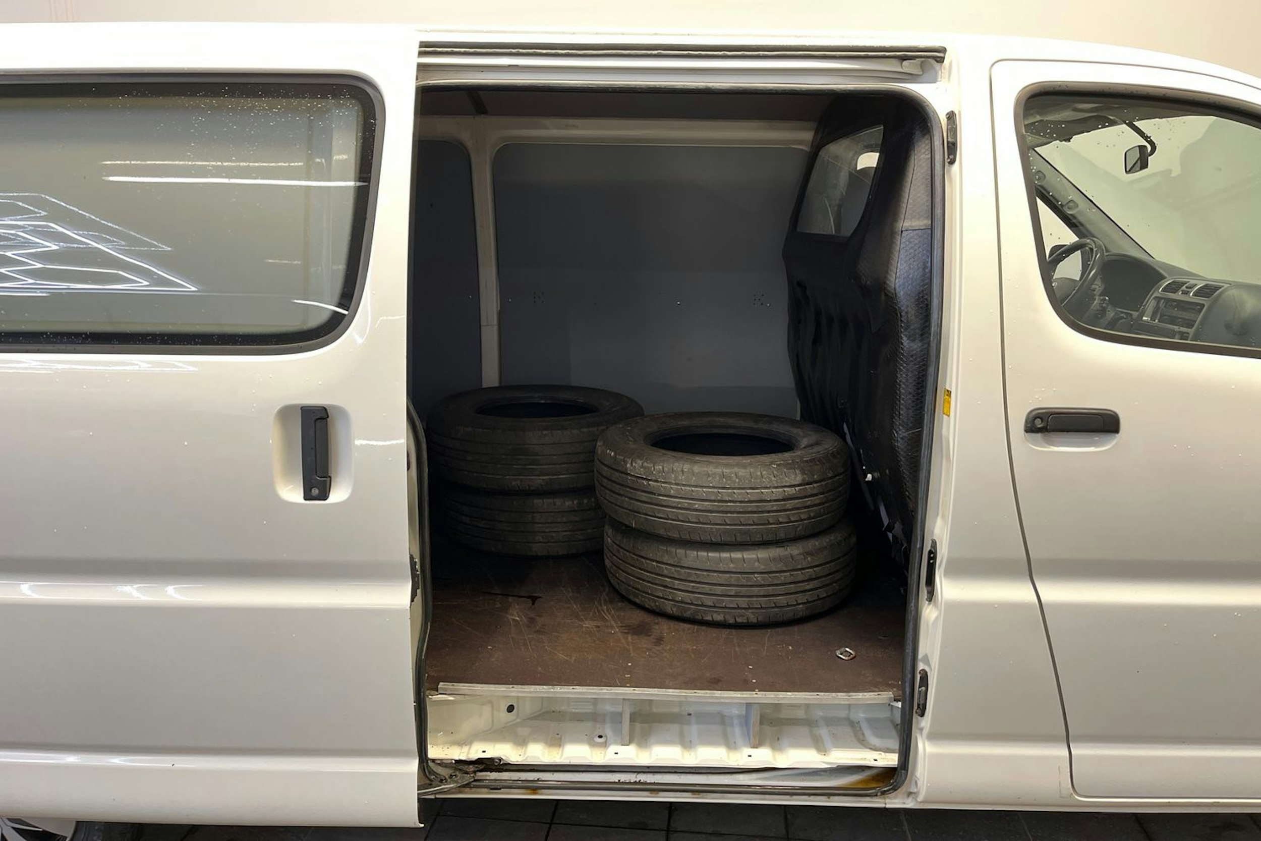 Valkoinen Toyota Hiace 2008 kuva 13.