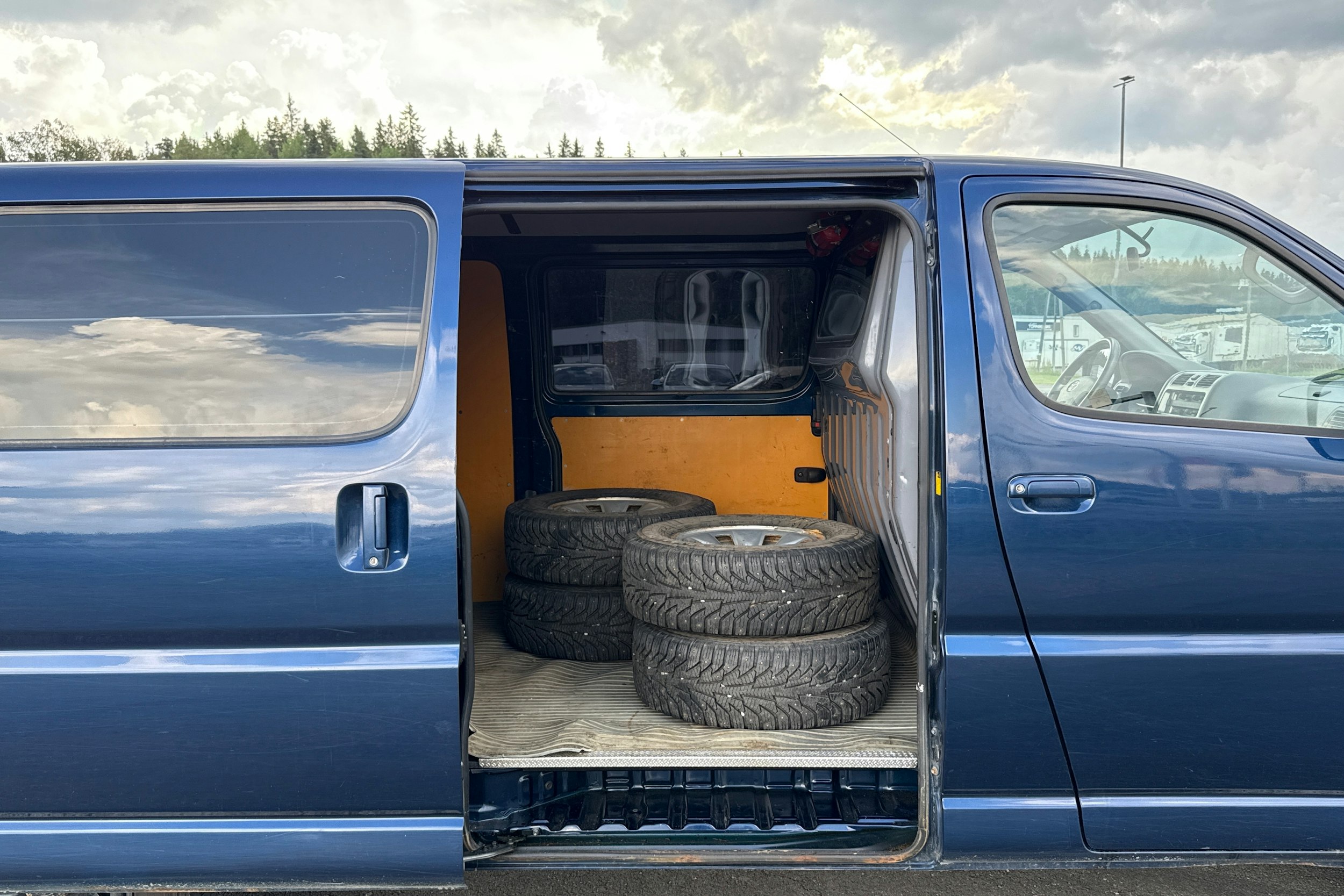 sininen Toyota Hiace 2008 kuva 16.