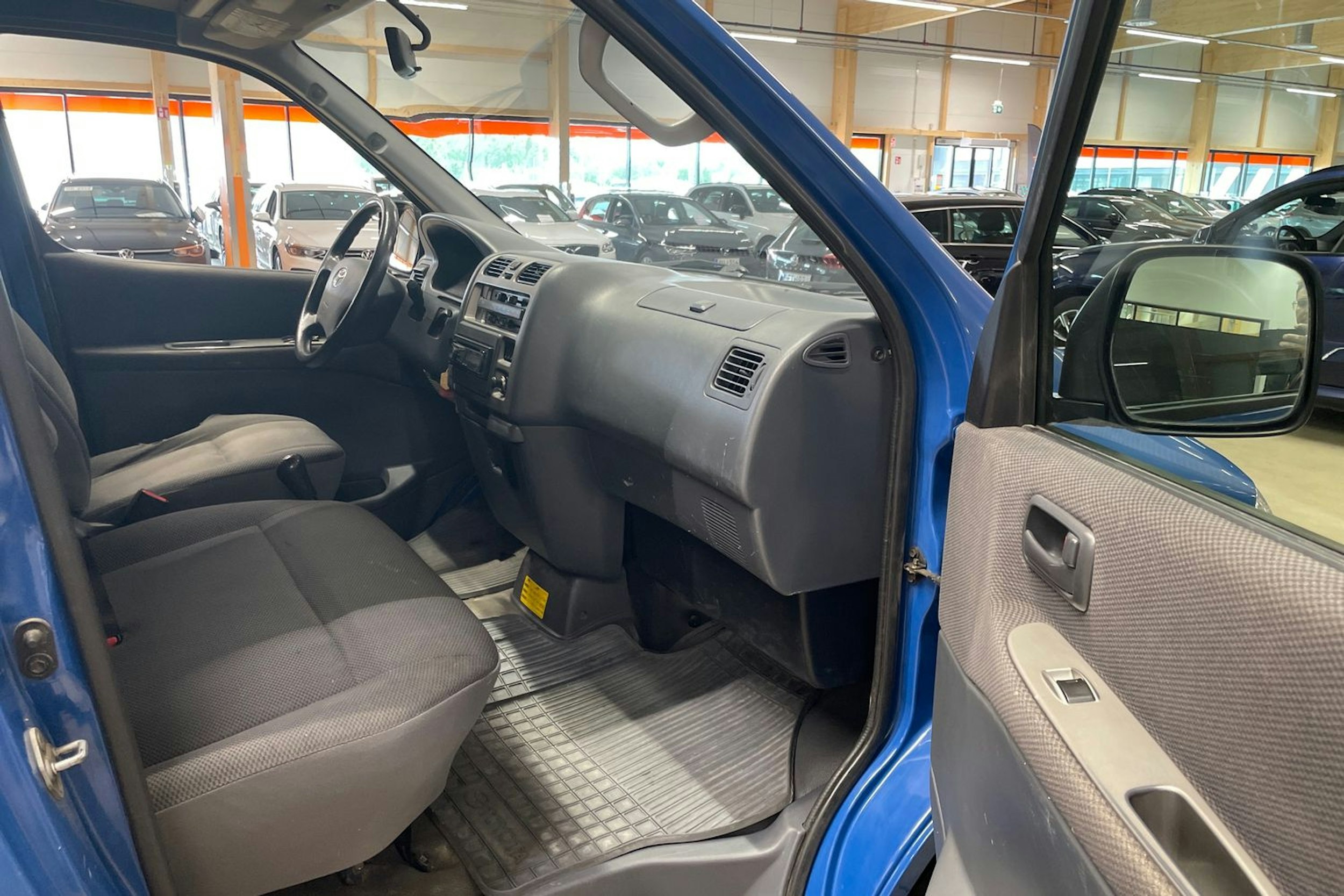 sininen Toyota Hiace 2010 kuva 15.