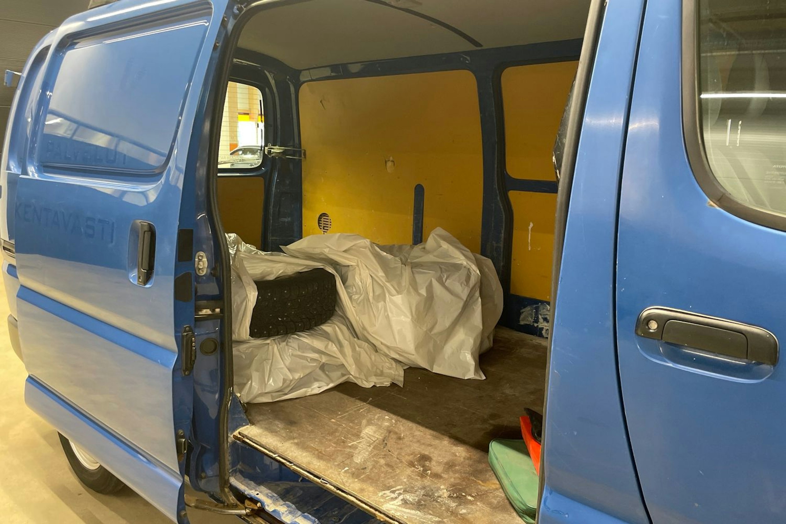 sininen Toyota Hiace 2010 kuva 17.
