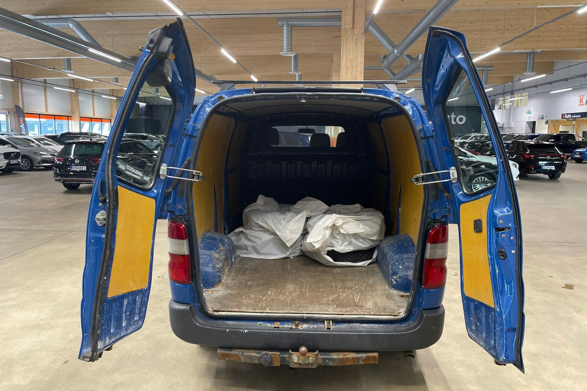 sininen Toyota Hiace 2010 kuva 18.