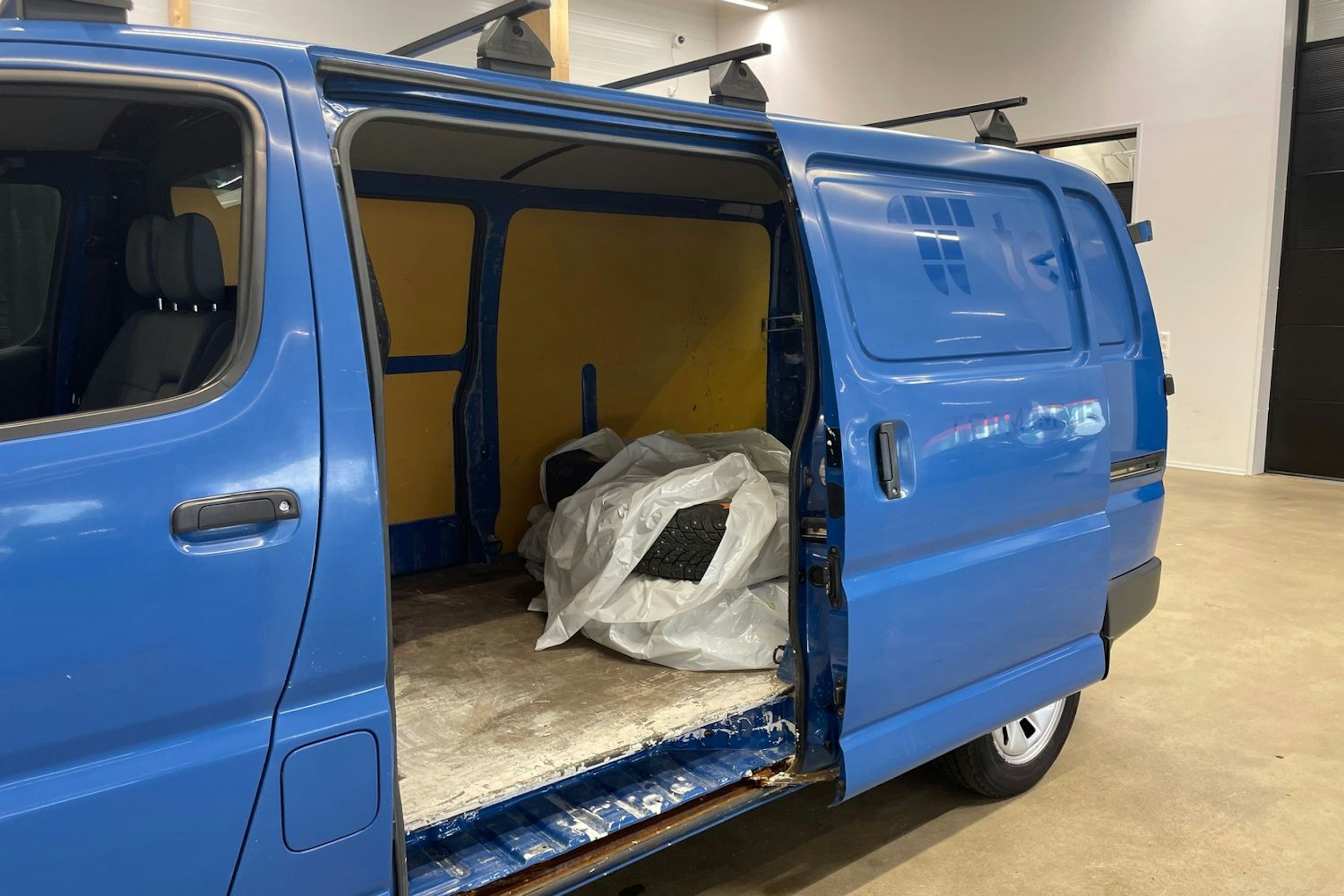 sininen Toyota Hiace 2010 kuva 20.