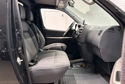 musta Toyota Hiace 2011 kuva 13.