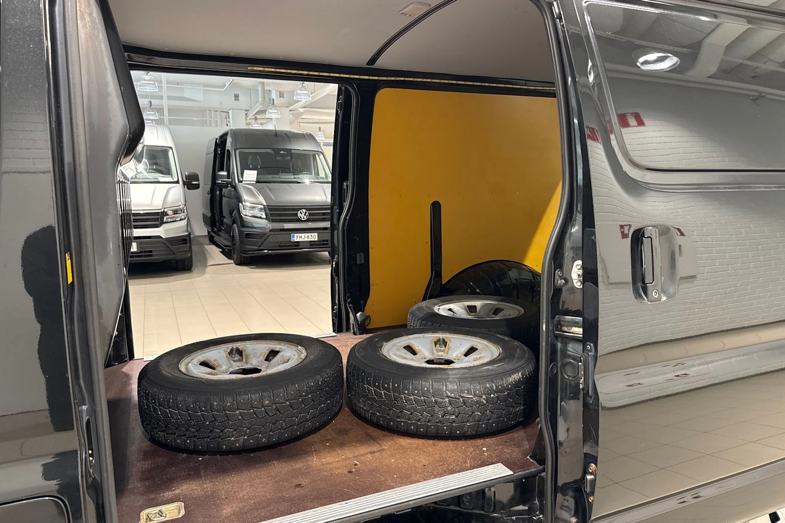 musta Toyota Hiace 2011 kuva 15.
