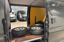 musta Toyota Hiace 2011 kuva 15.