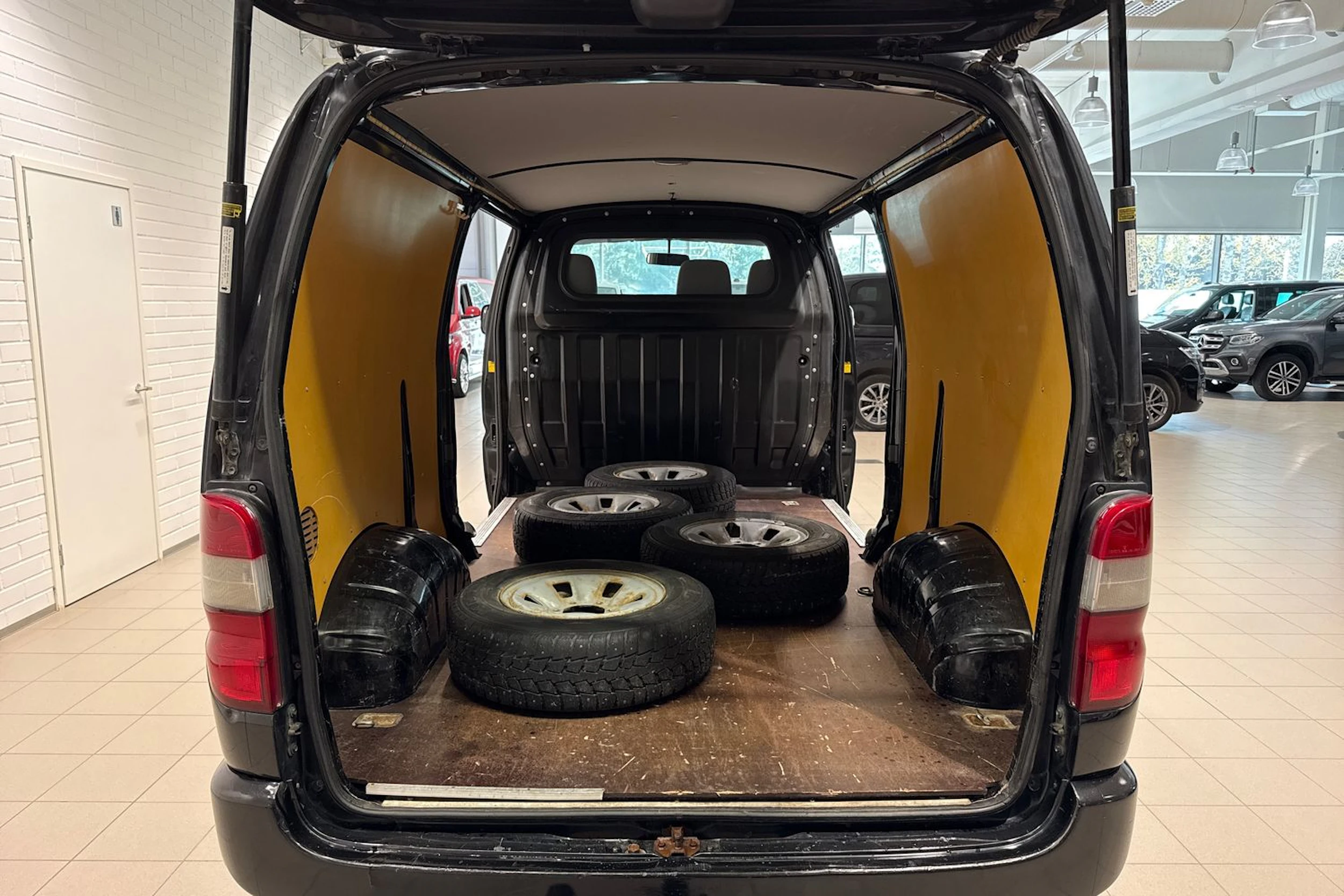 musta Toyota Hiace 2011 kuva 16.