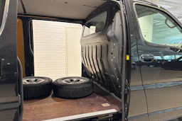 musta Toyota Hiace 2011 kuva 17.