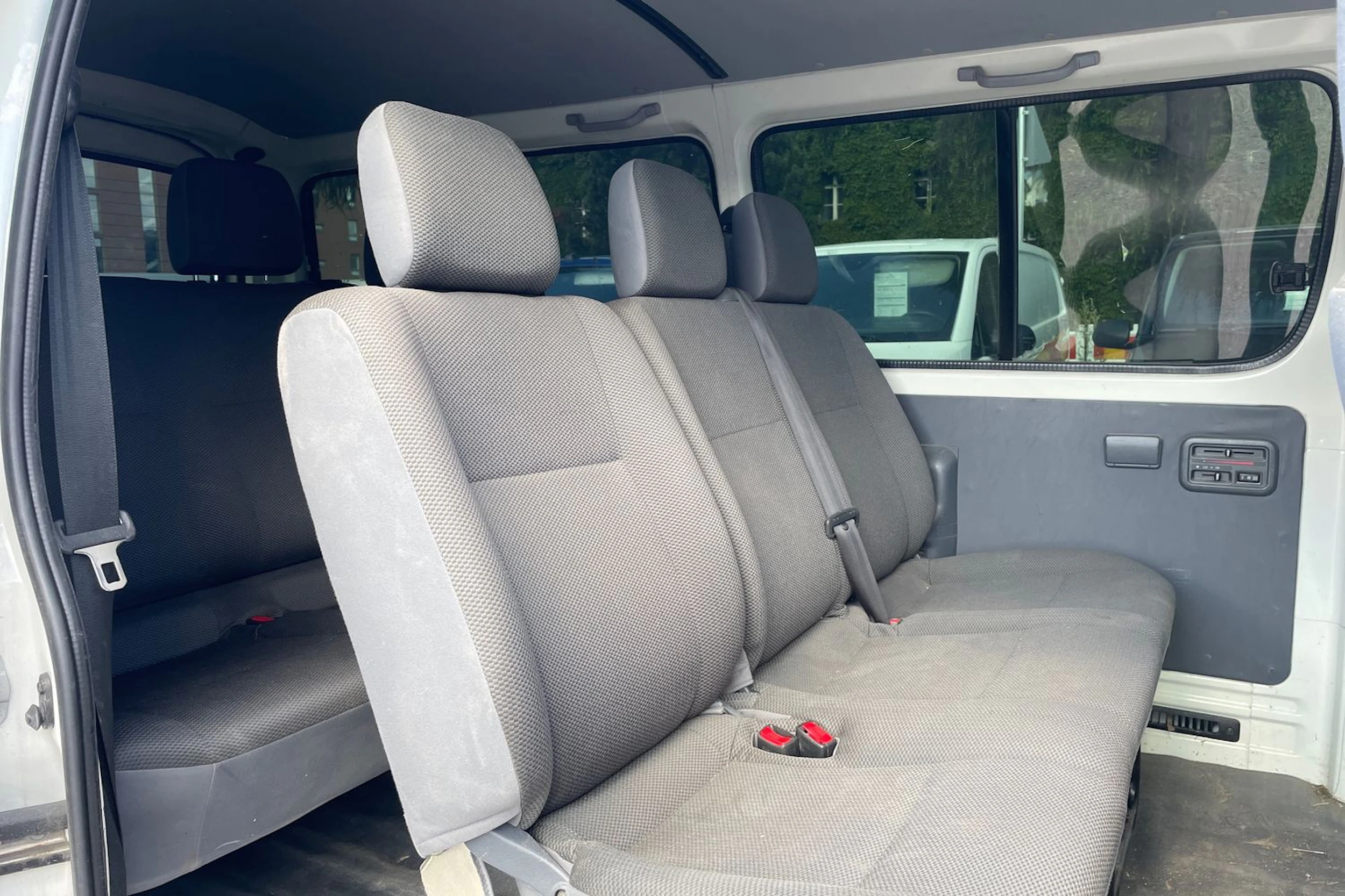 valkoinen Toyota Hiace 2010 kuva 4.