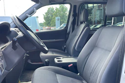 valkoinen Toyota Hiace 2010 kuva 5.