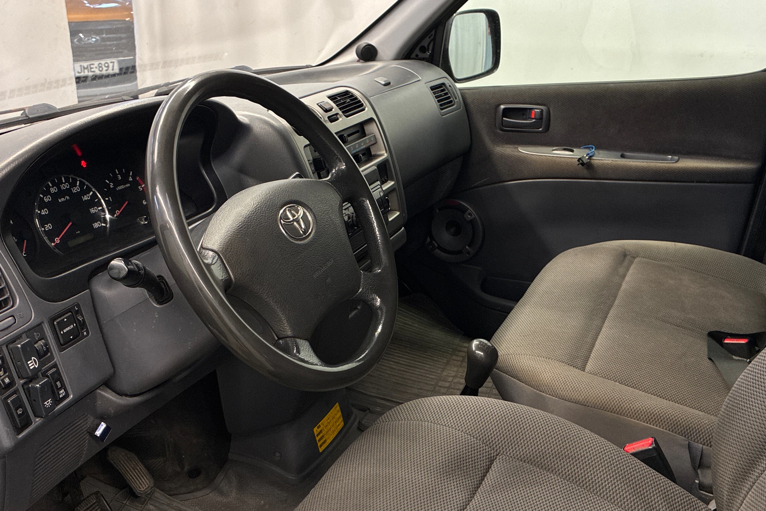 valkoinen Toyota Hiace 2010 kuva 4.