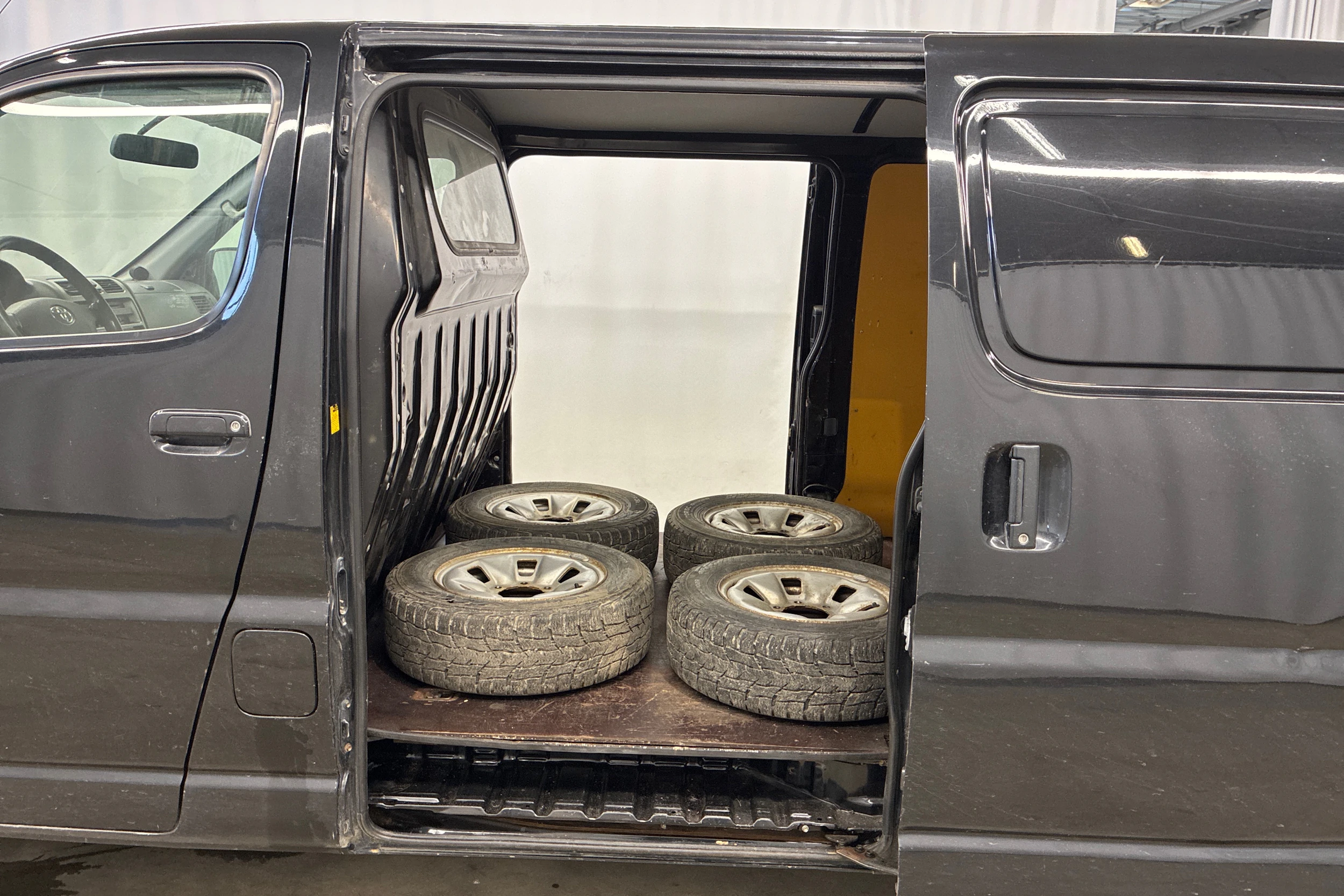 valkoinen Toyota Hiace 2010 kuva 5.