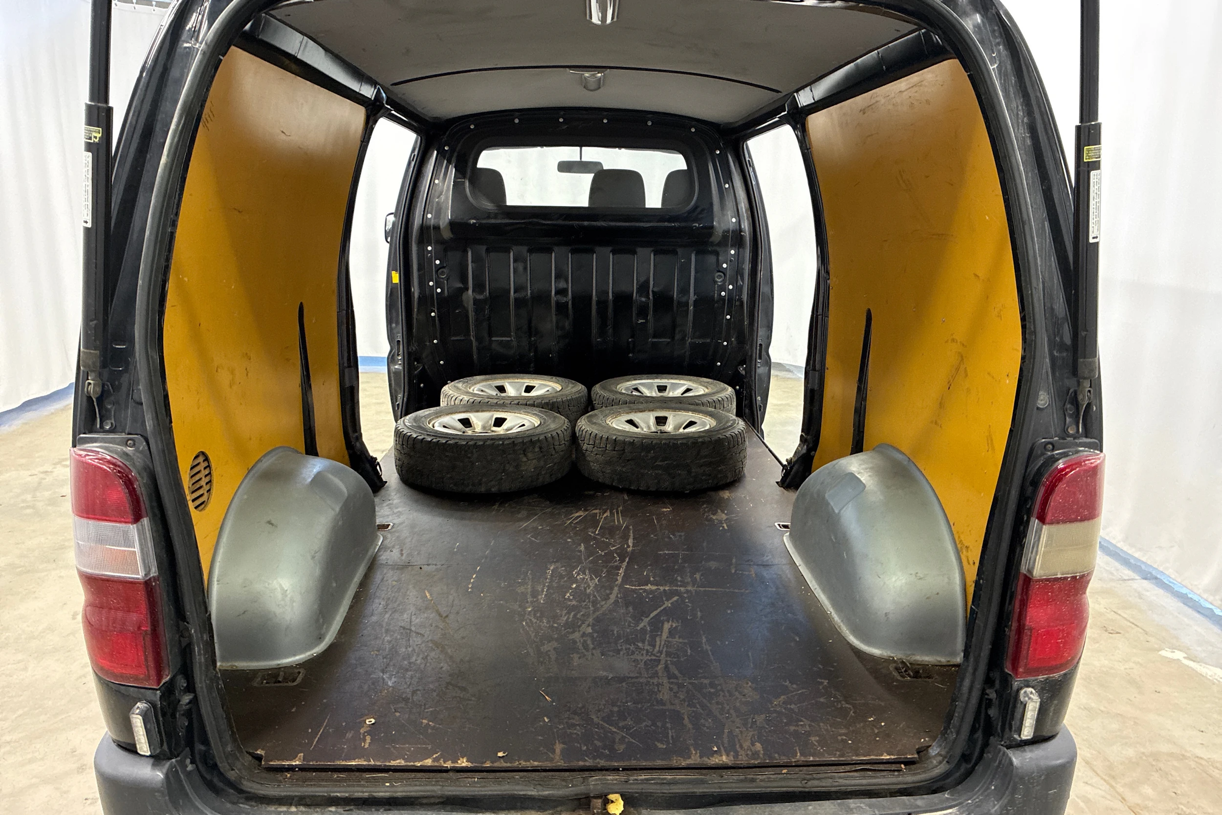 valkoinen Toyota Hiace 2010 kuva 6.
