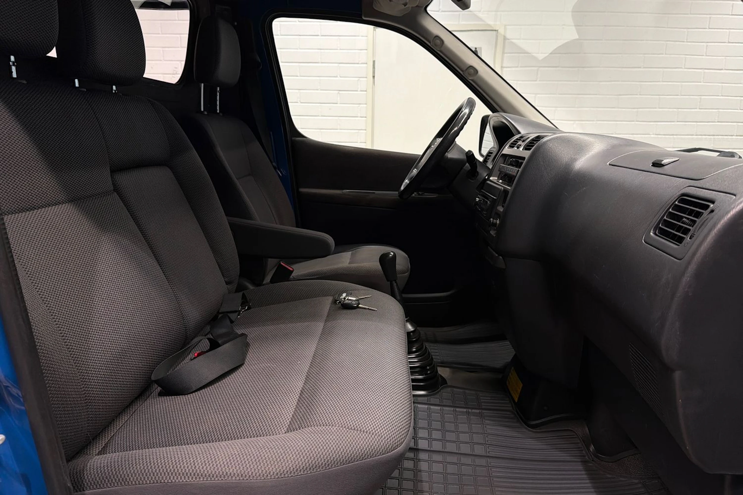 sininen Toyota HIACE 2011 kuva 22.