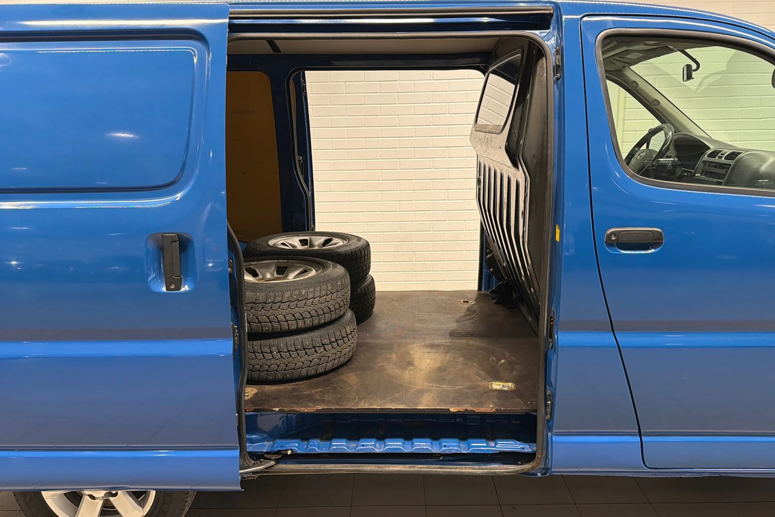 sininen Toyota HIACE 2011 kuva 23.