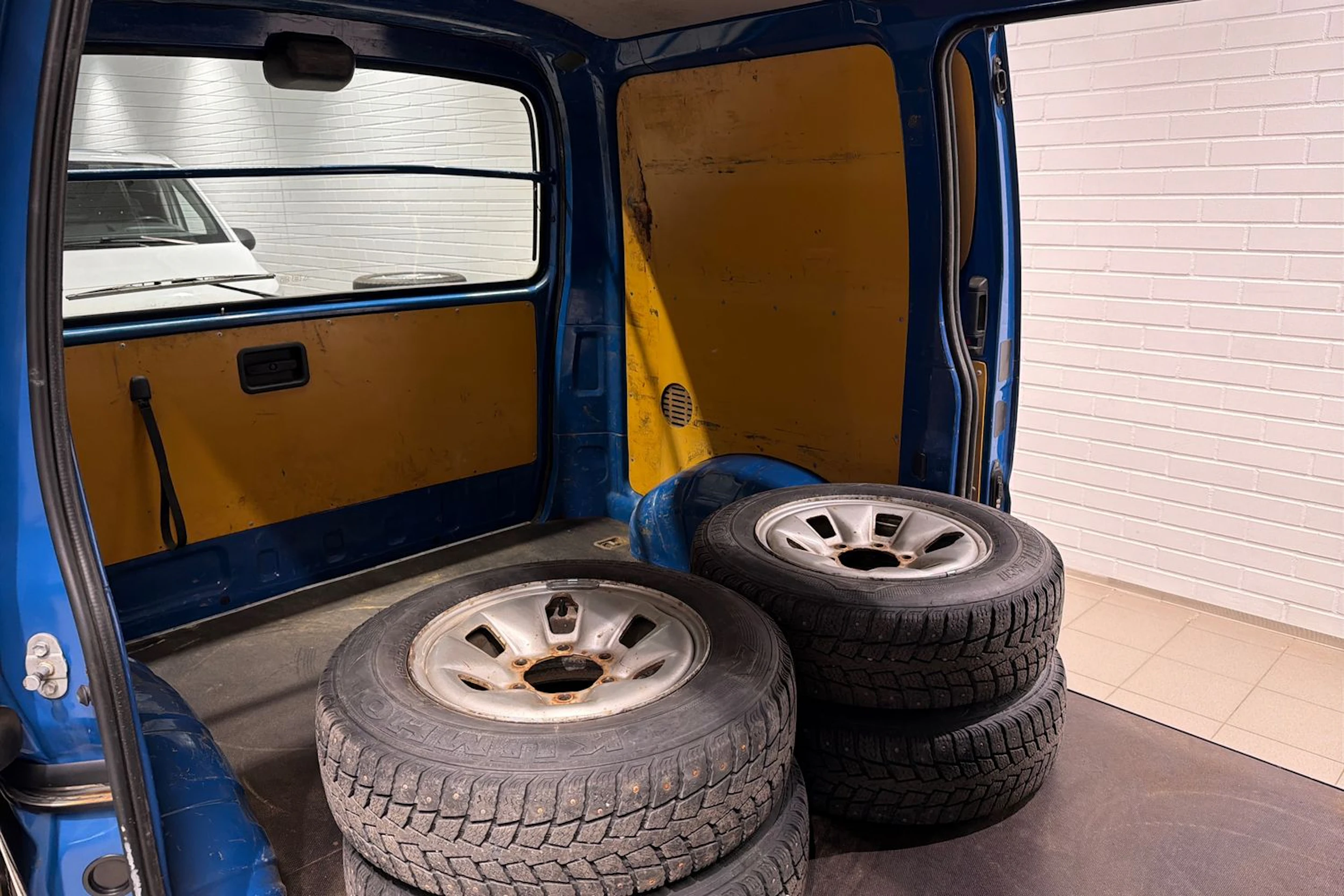 sininen Toyota HIACE 2011 kuva 24.