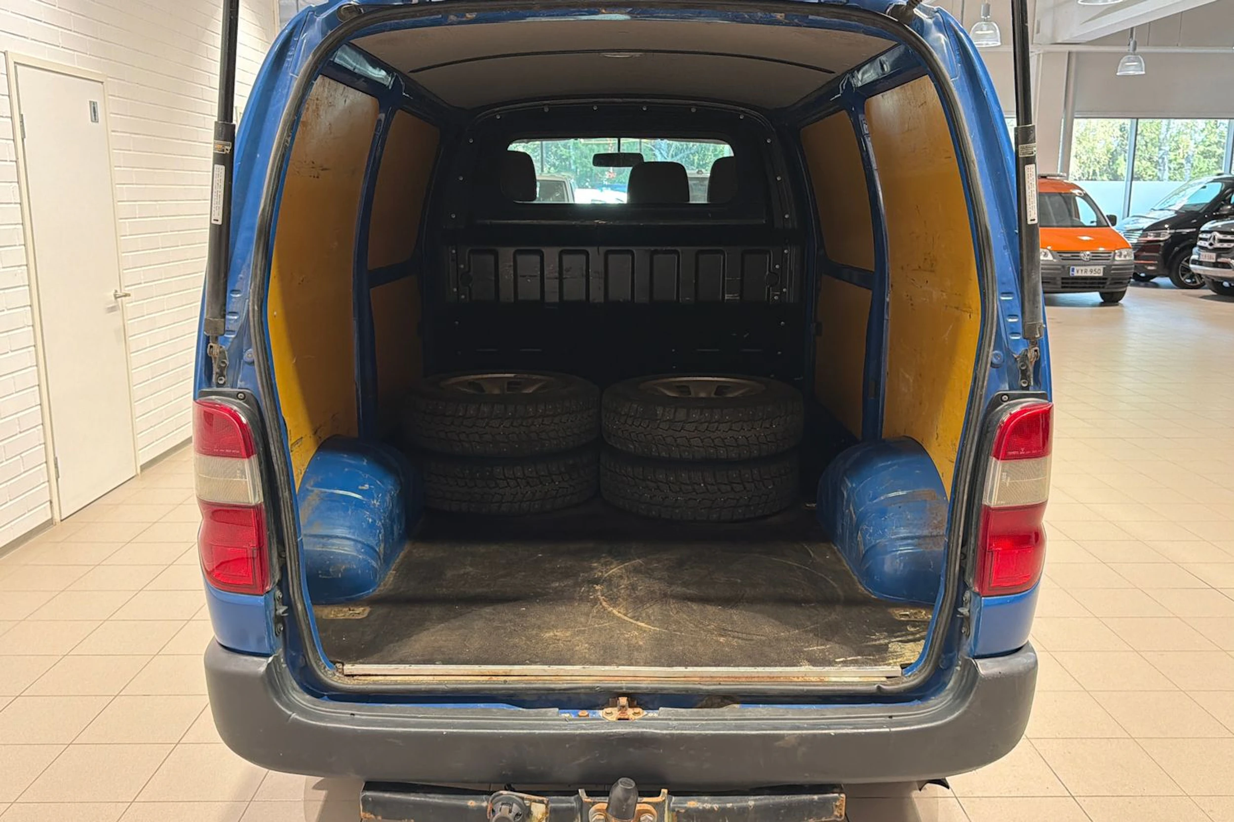 sininen Toyota HIACE 2011 kuva 27.