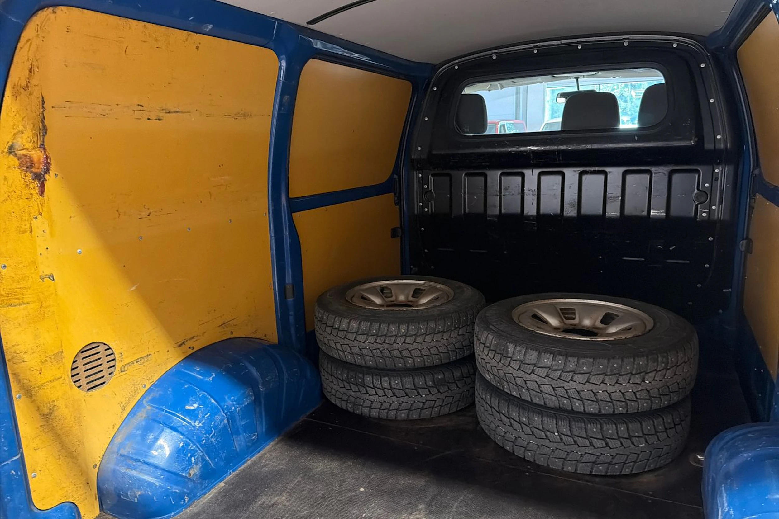 sininen Toyota HIACE 2011 kuva 28.