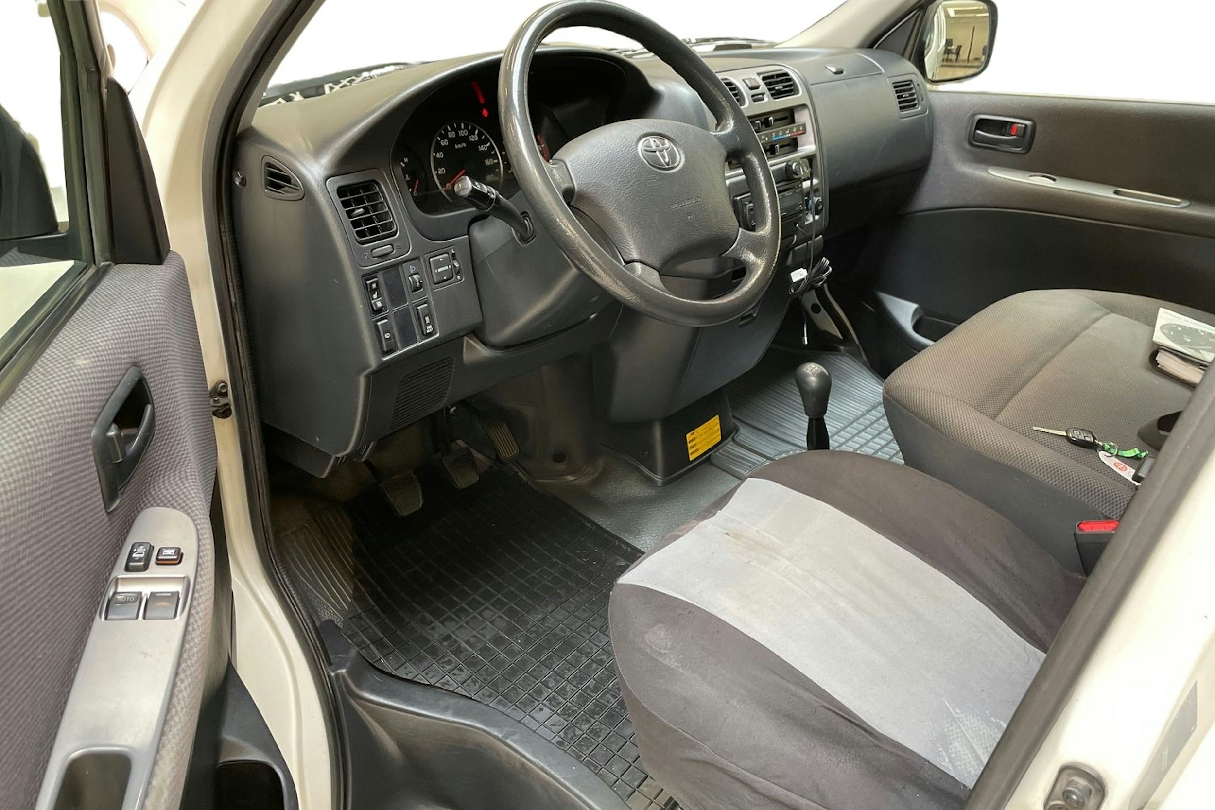 valkoinen Toyota Hiace 2011 kuva 7.