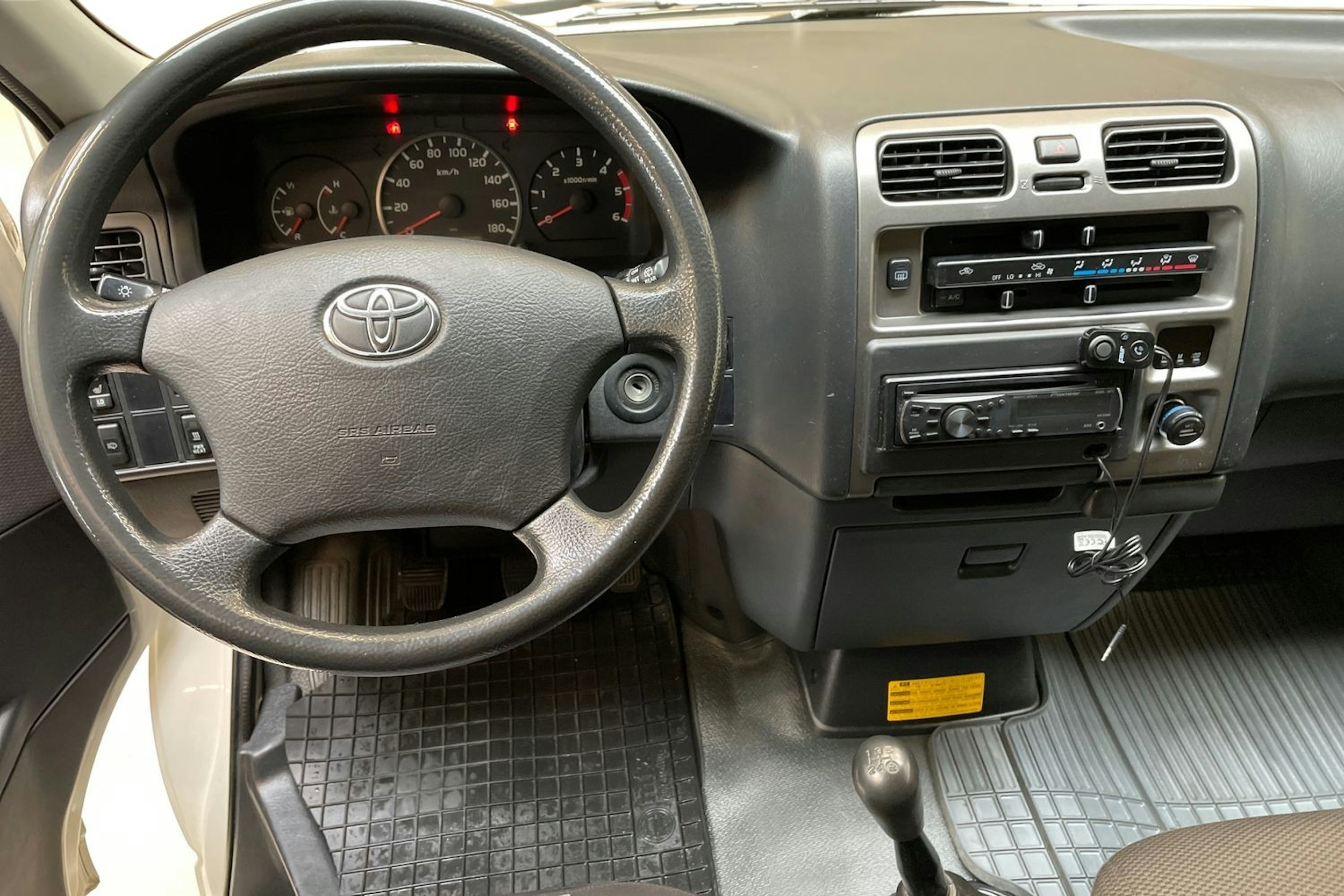 valkoinen Toyota Hiace 2011 kuva 9.