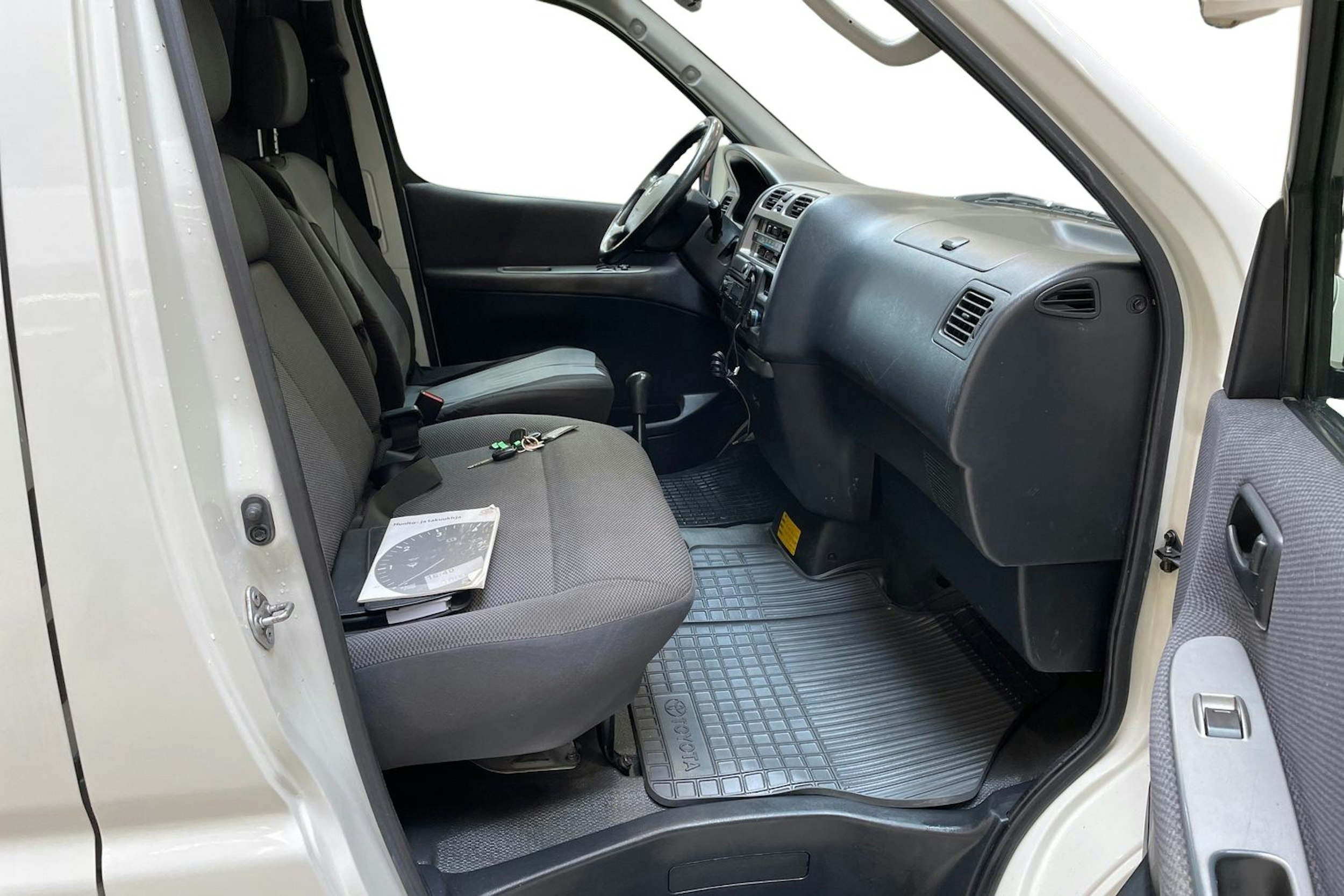 valkoinen Toyota Hiace 2011 kuva 10.